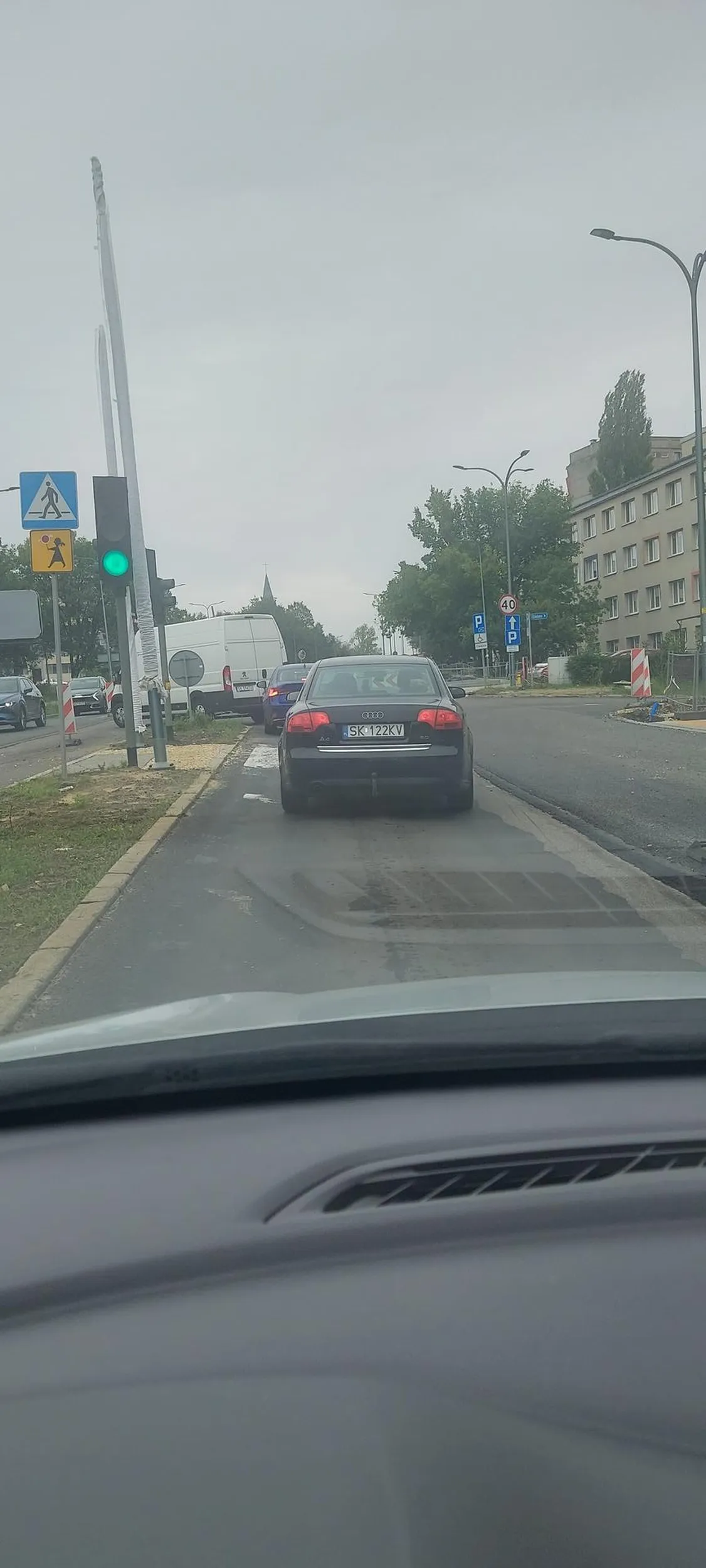 Stara lampucera zajeżdża drogę, dodatkowo macha starymi tipsami. Obok siedzi błazen który nie wie z czego żyje.