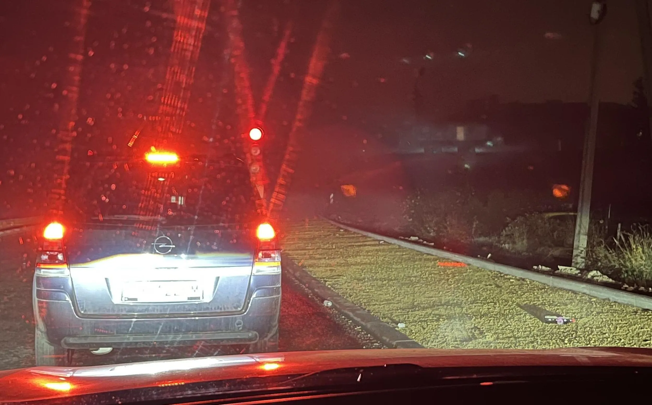 Śmieć, co wyrzuca śmieci na drogę. Na zdjęciu jego butelka na poboczu, może tirowiec w cywilu szcza do butelki?