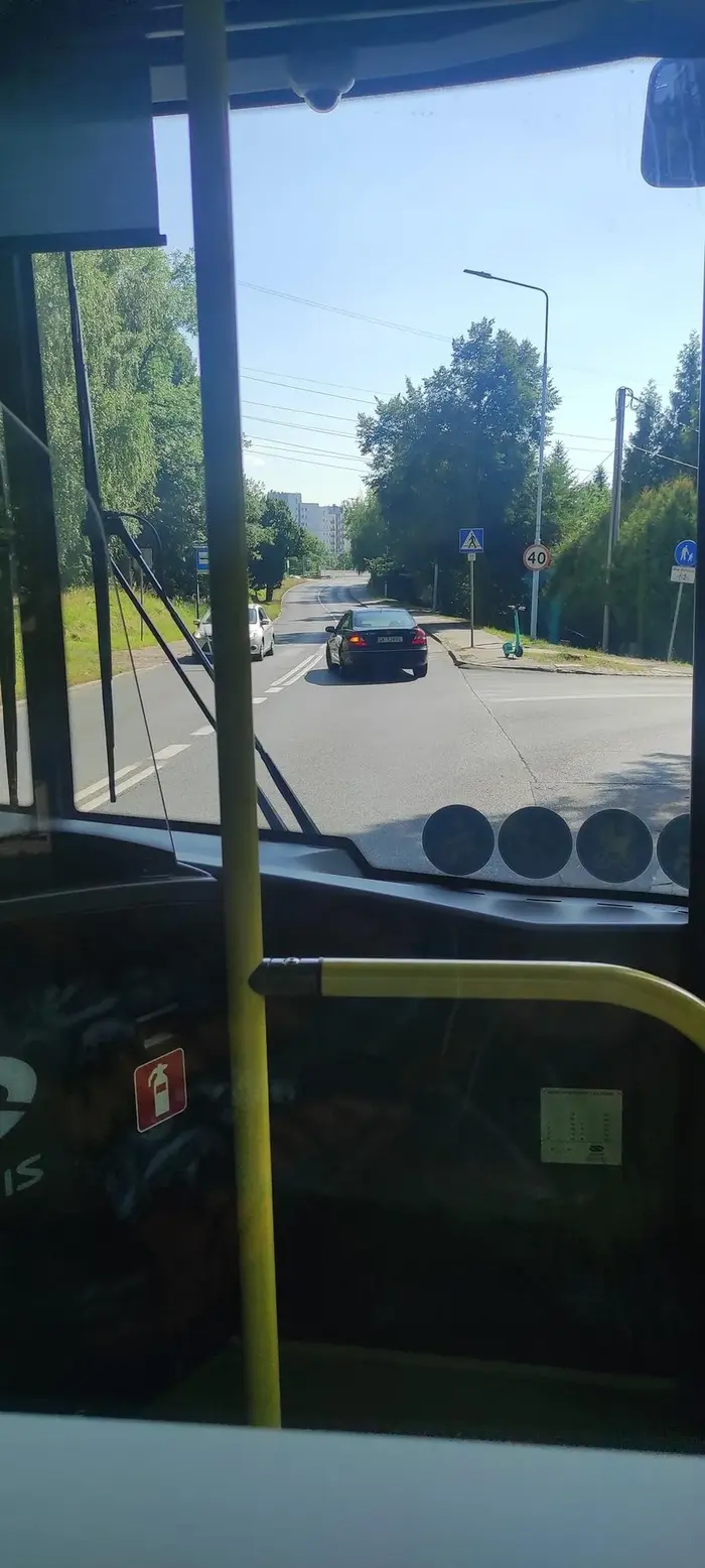 Najpierw wyprzedzanie na podwójnej linii ciągłej autobusu obsługującego przystanek tuż przed skrzyżowaniem, a potem zmiana kierunku jazdy znowu przez podwójną linię ciągłą. Małolat, masz Ty w ogóle prawo jazdy, czy tylko widziałeś jak wygląda, bo ojciec Ci pokazał?