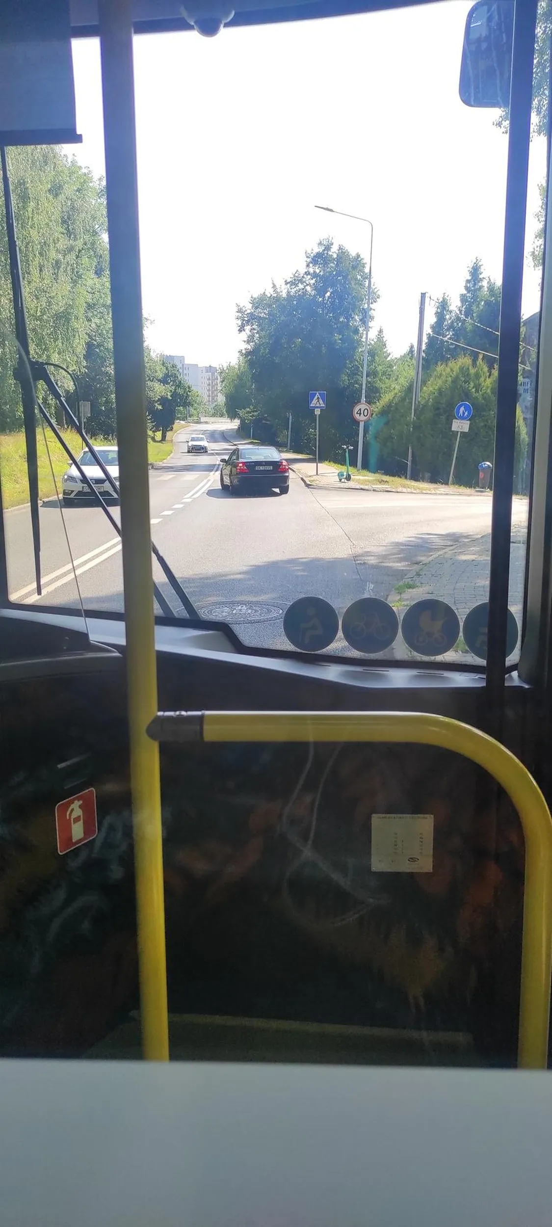 Najpierw wyprzedzanie na podwójnej linii ciągłej autobusu obsługującego przystanek tuż przed skrzyżowaniem, a potem zmiana kierunku jazdy znowu przez podwójną linię ciągłą. Małolat, masz Ty w ogóle prawo jazdy, czy tylko widziałeś jak wygląda, bo ojciec Ci pokazał?