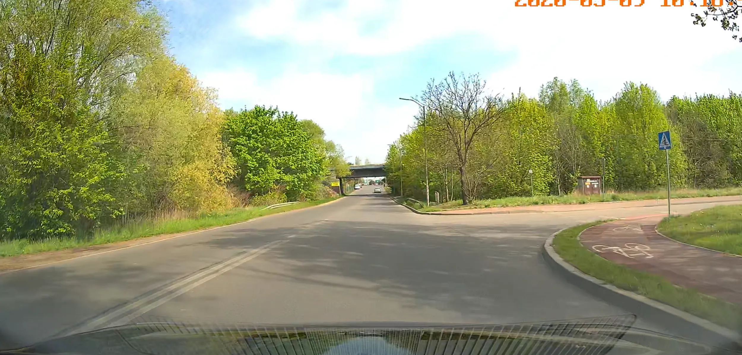 burak z bmw wyprzedza na skrzyżowaniu