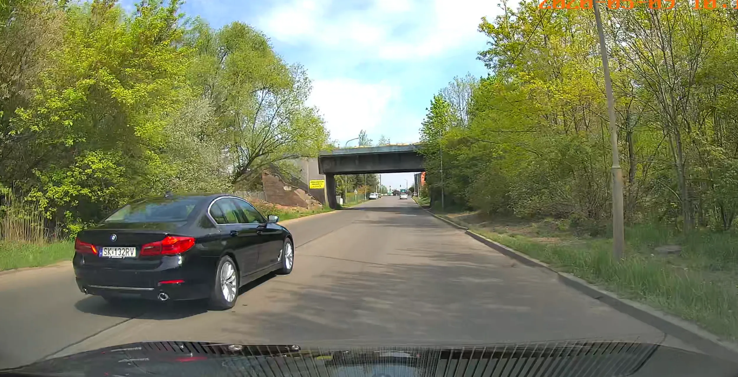 burak z bmw wyprzedza na skrzyżowaniu