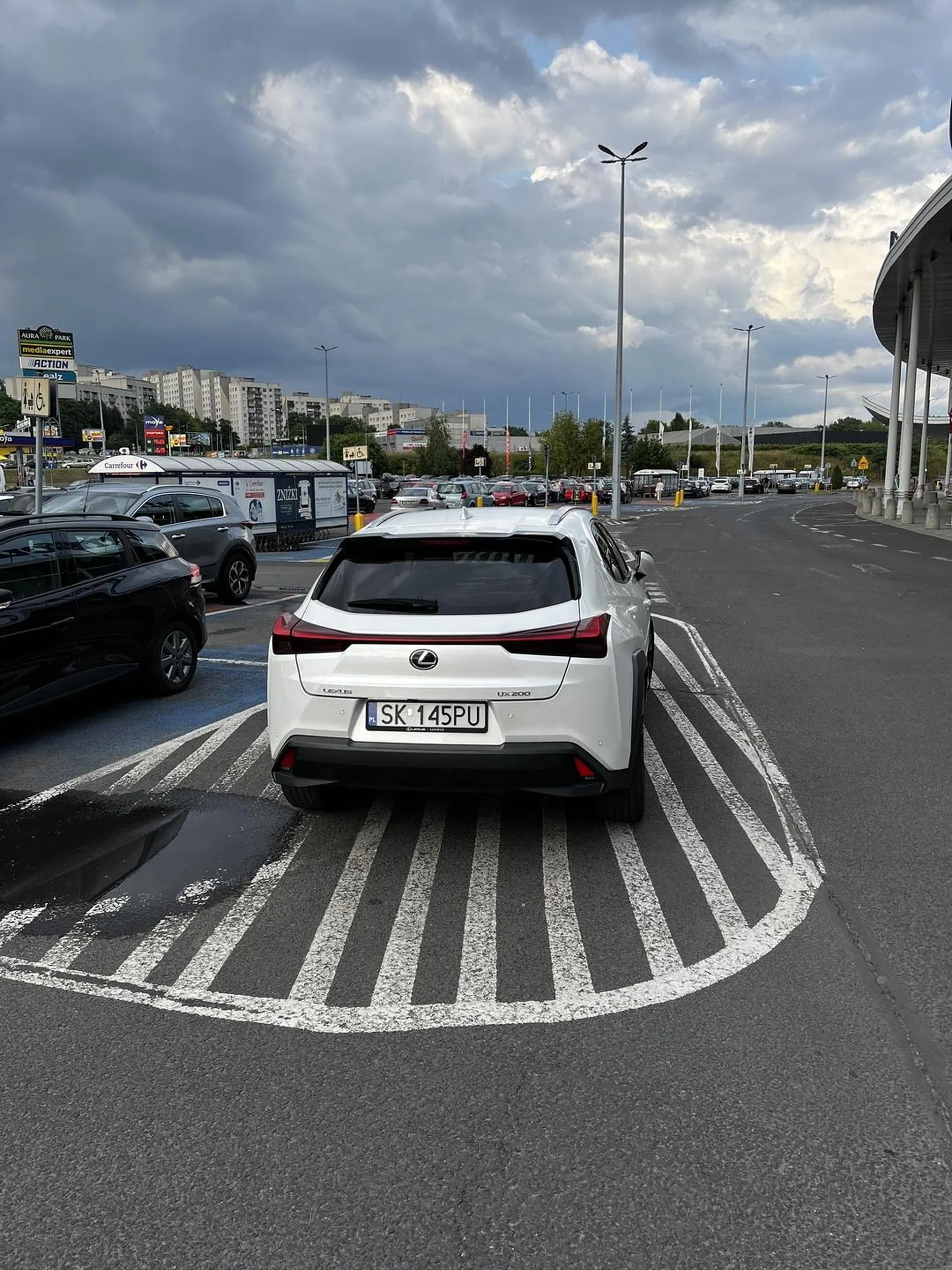 Centrum handlowe plejada. Dziadu, naucz się parkować, a jak nie to siedź w domu