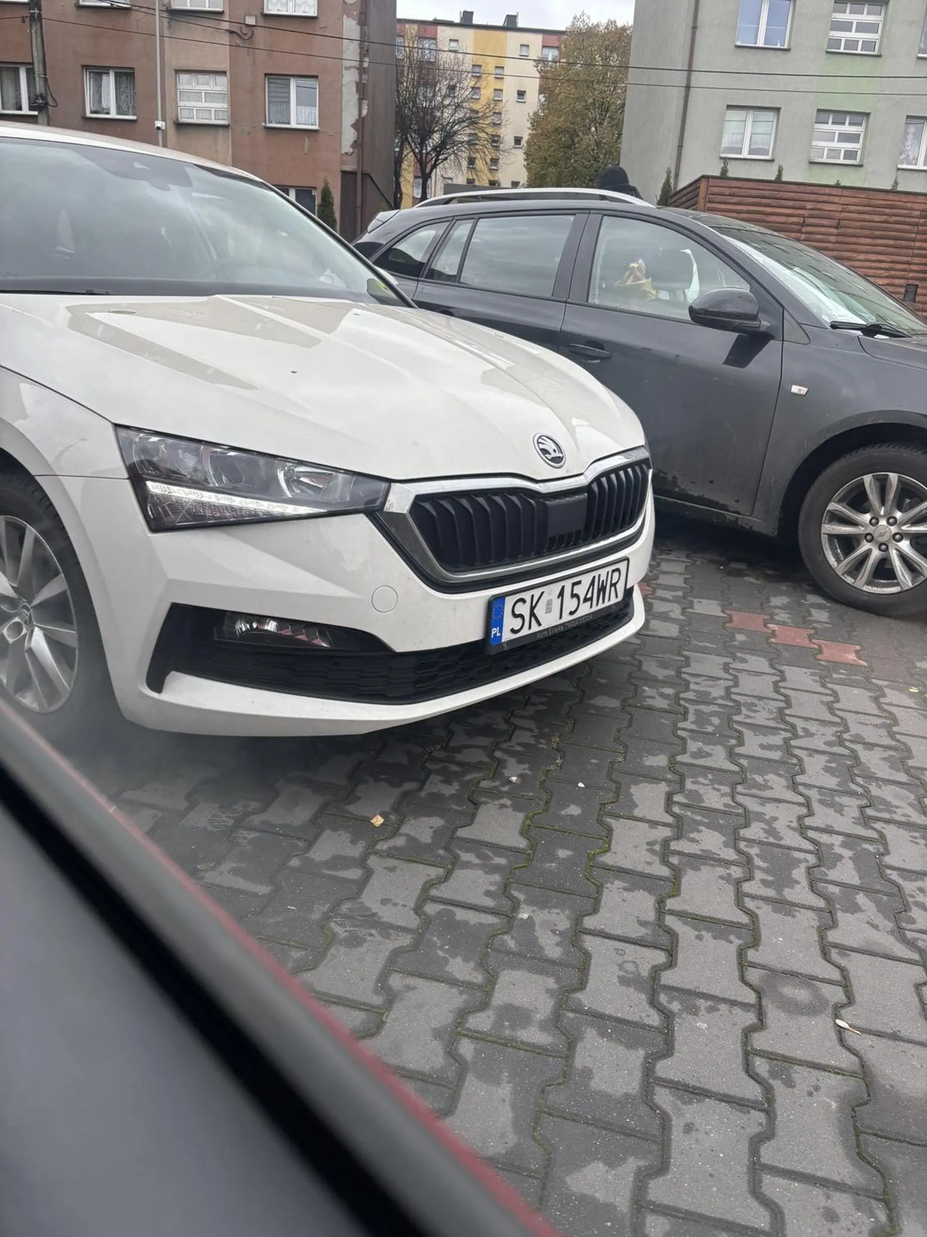 Nie pozdrawiam osób jeżdżących tym samochodem, kompletny brak uszanowania czyjejś własności przy wchodzeniu do samochodu uderzenie o drzwi samochodu stojącego prawidłowo na miejscu obok a po zwróceniu uwagi wykłócanie się że przecież to nic takiego.