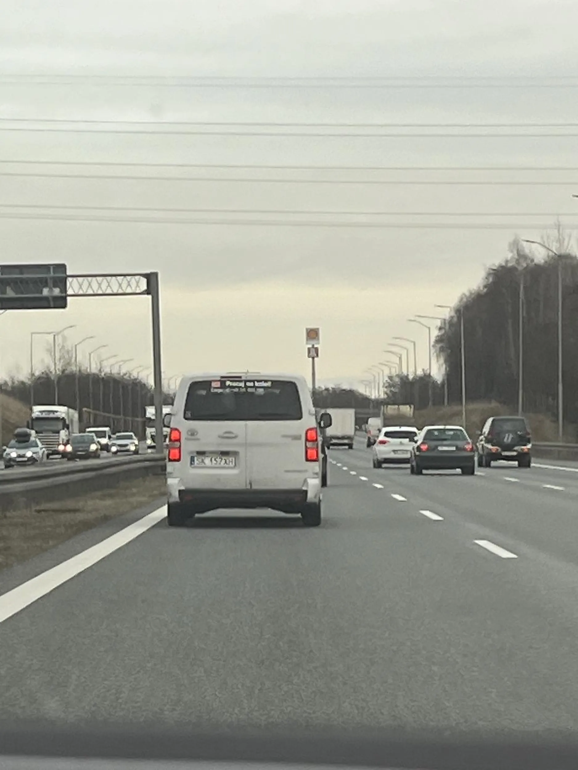 Prawo jazdy zrób zanim do auta wsiądziesz. Wjechanie komuś na maskę na autostradzie, przy prędkości 140+… to trzeba nie mieć wyobraźni. Zgodnie ze swoją naklejką- pracuj na kolei ale nie wsiadaj do auta. Z całym szacunkiem dla pracowników kolei ;)