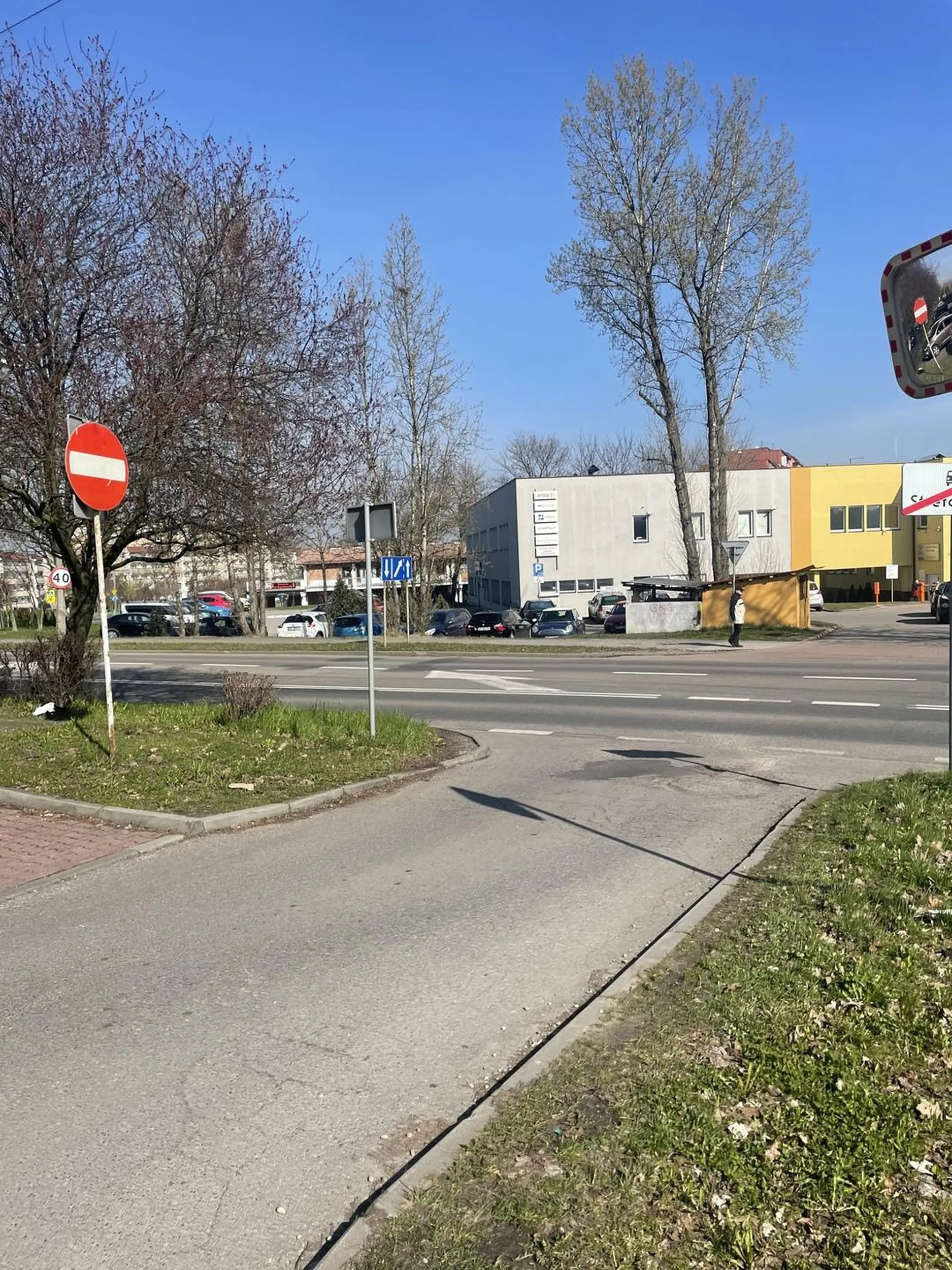 Pani za kierownicą stanowi niebezpieczeństwo dla pieszych. Przy wjeździe na osiedlową drogę z drogi głównej w strefie ruchu wjechała z pełną prędkością nie zwracając uwagi na pieszego. W ostatniej chwili zatrzymała się twierdząc, że to ona ma pierwszeństwo.