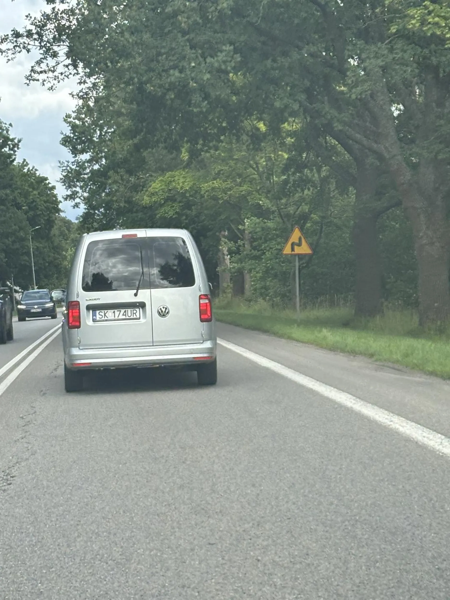 Uwaga na tą szmatę która specjalnie pcha się przed auto które jest rozpędzone. ( wszystko robi z uśmiechem na twarzy)
