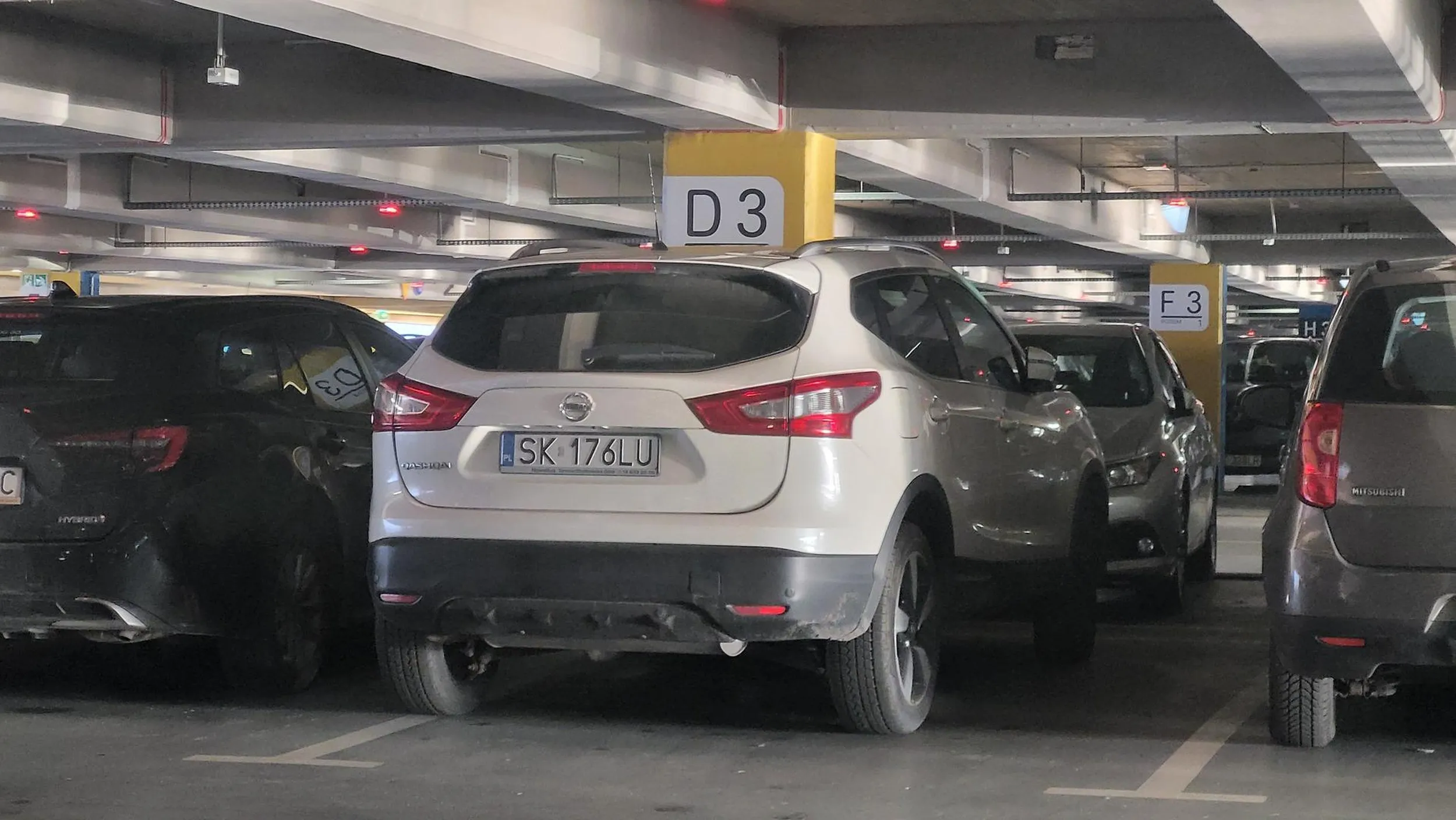 Nie dosc ze nie w liniach to jeszcze krzywo i wywalone. Gratuluje tej Pani.