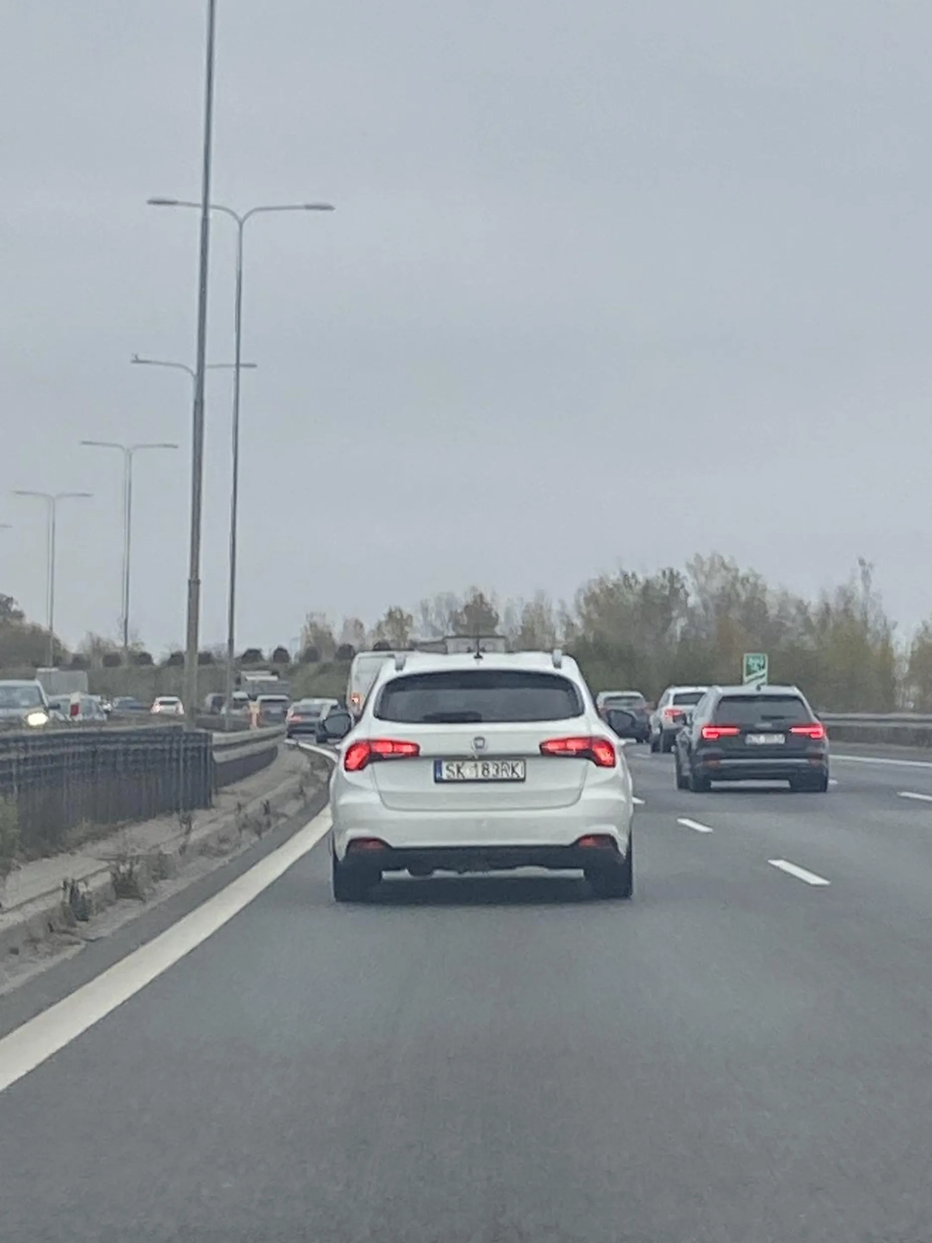 Skurwiel nie chce zjechac na prawy pas a nam olej stygnie