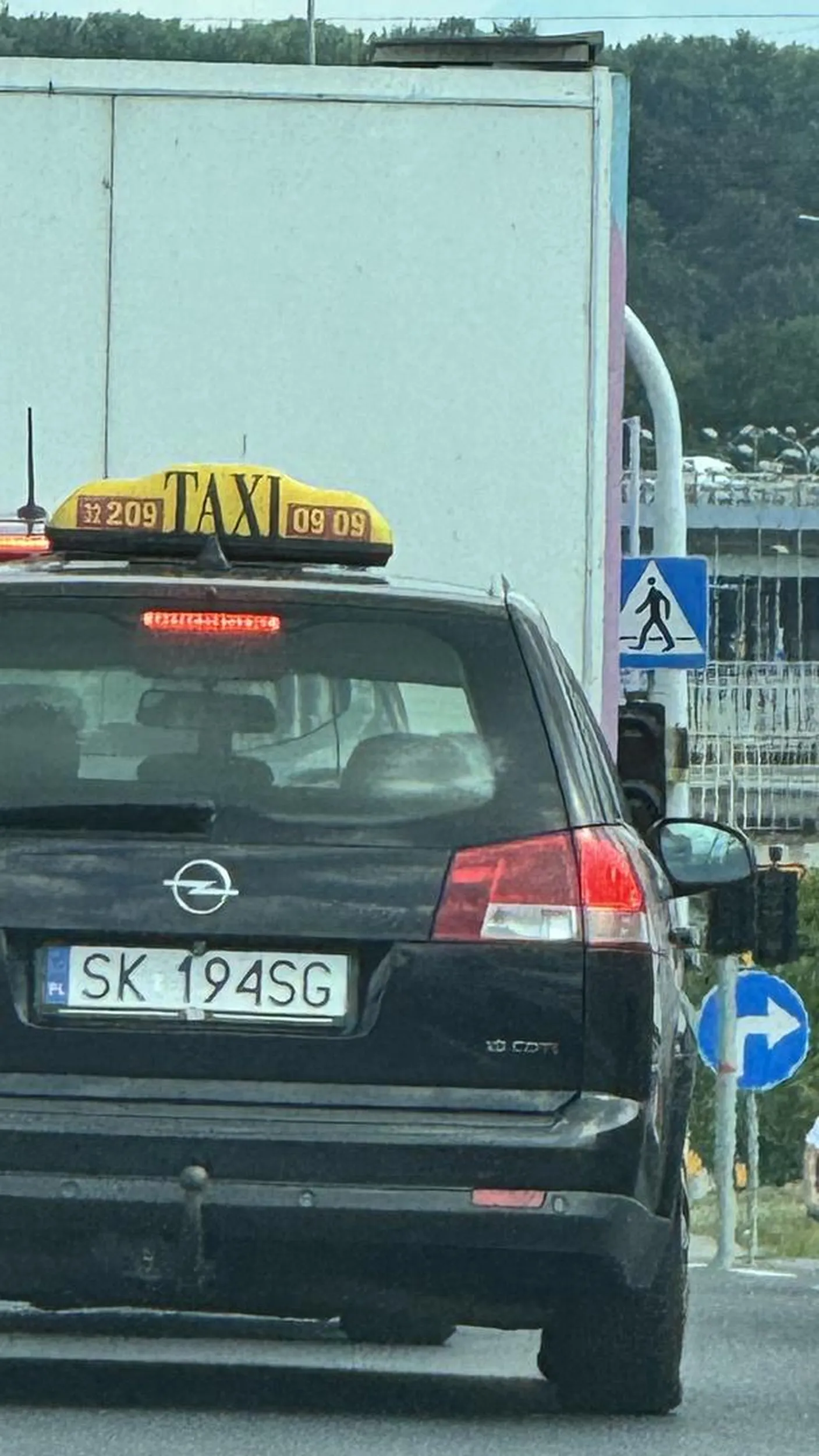 gość gwałtownie wymusza pierwszeństwo, uważajcie