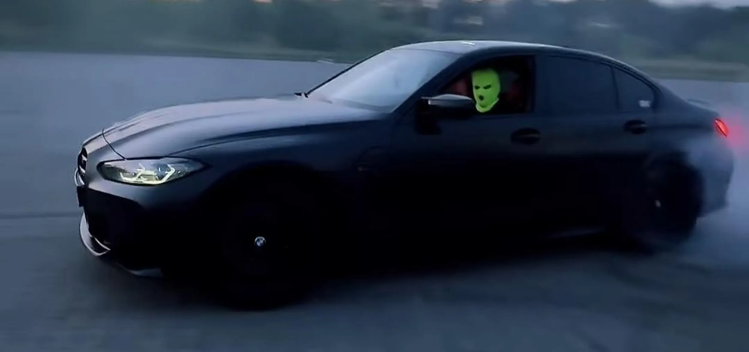 Poprostu widać że młody gowniarz dostał autko od rodziców i próbuje steroryzowac powiat Olesnicki