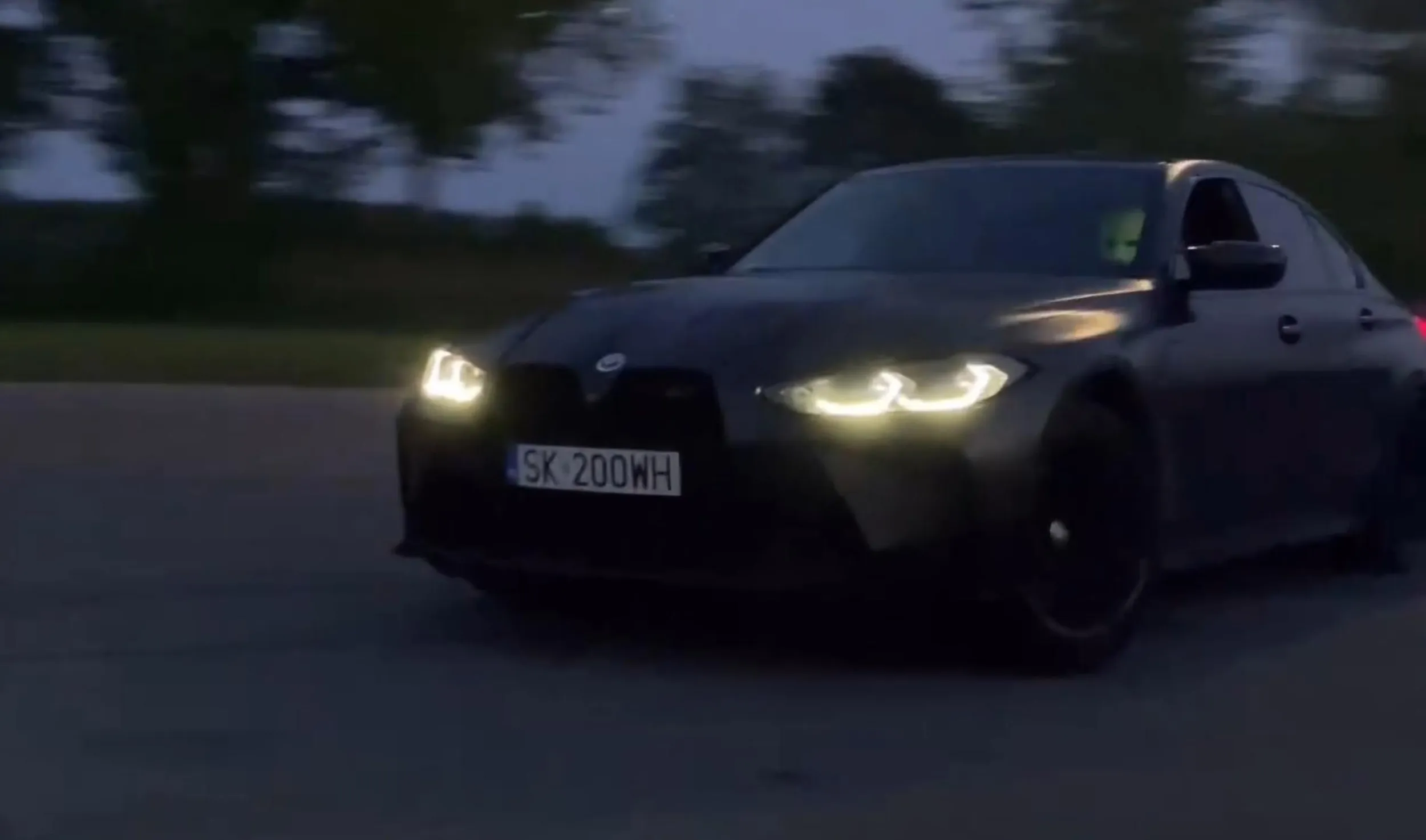 Poprostu widać że młody gowniarz dostał autko od rodziców i próbuje steroryzowac powiat Olesnicki