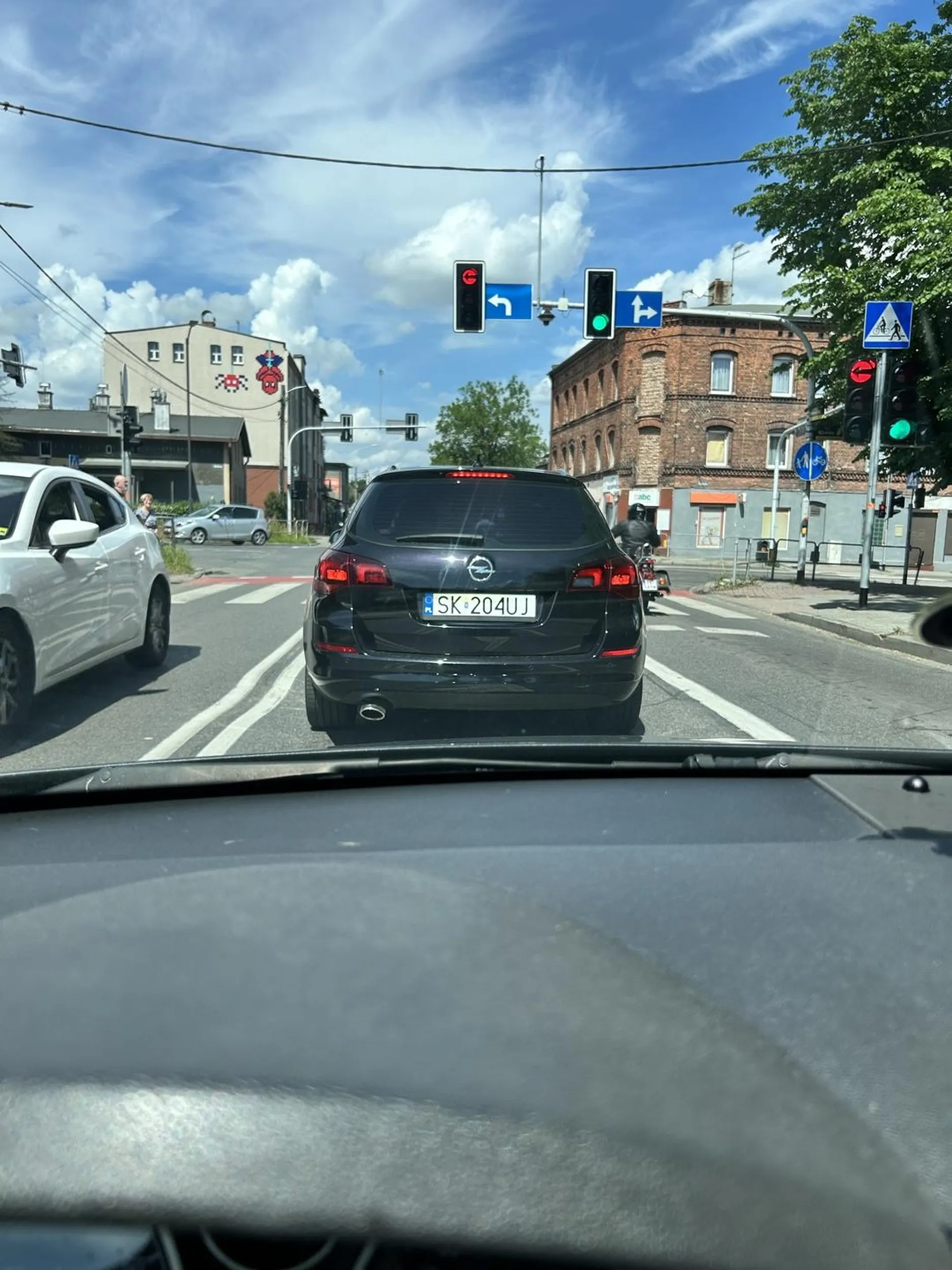 Pan z Opla niestety jest śmieciarzem, wyrzuca pety papierosów przez okno podczas jazdy.