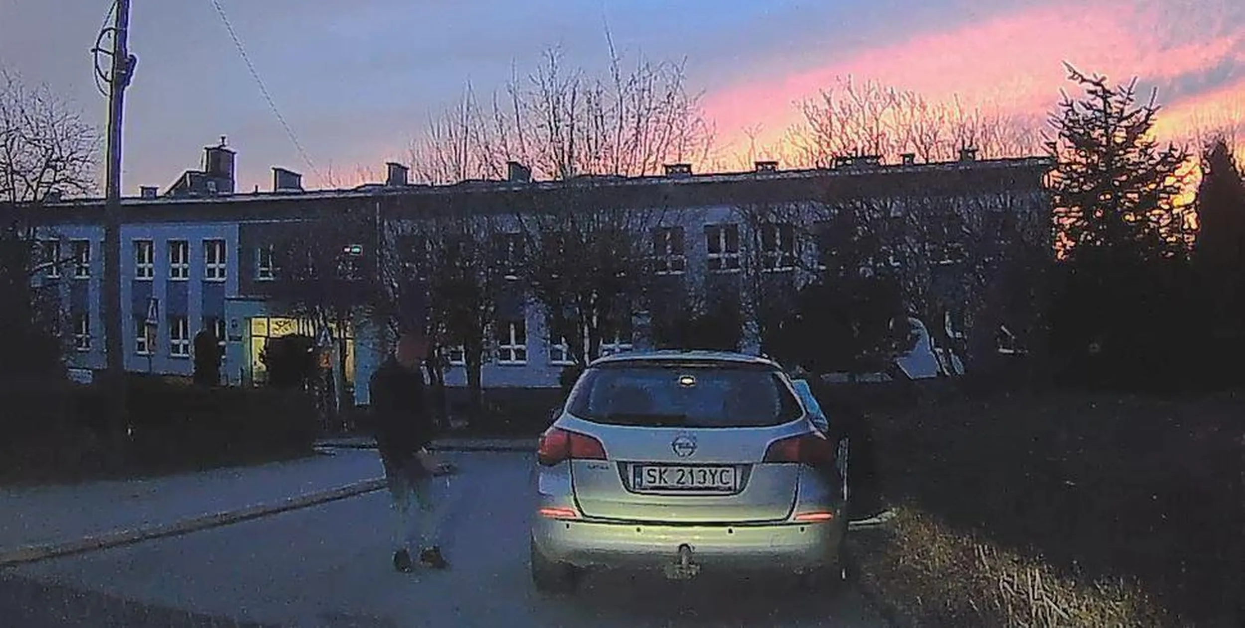 Śmieciarz ze świeżo zakupionej, 10-letniej Astry, ma za daleko do kosza na śmieci, których wokół jest milion, tylko swojego peta wypalonego przy aucie zrzuca na jezdnię.