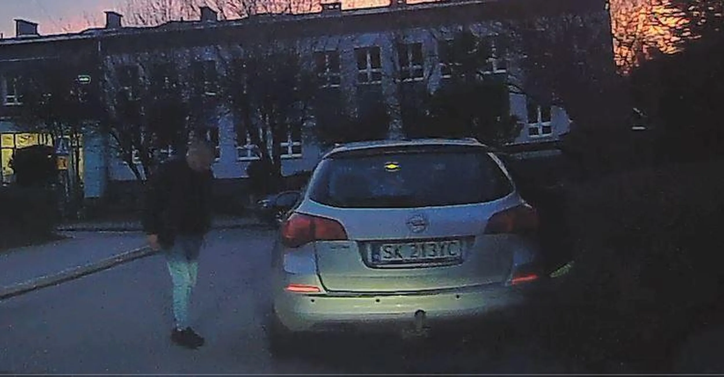 Śmieciarz ze świeżo zakupionej, 10-letniej Astry, ma za daleko do kosza na śmieci, których wokół jest milion, tylko swojego peta wypalonego przy aucie zrzuca na jezdnię.