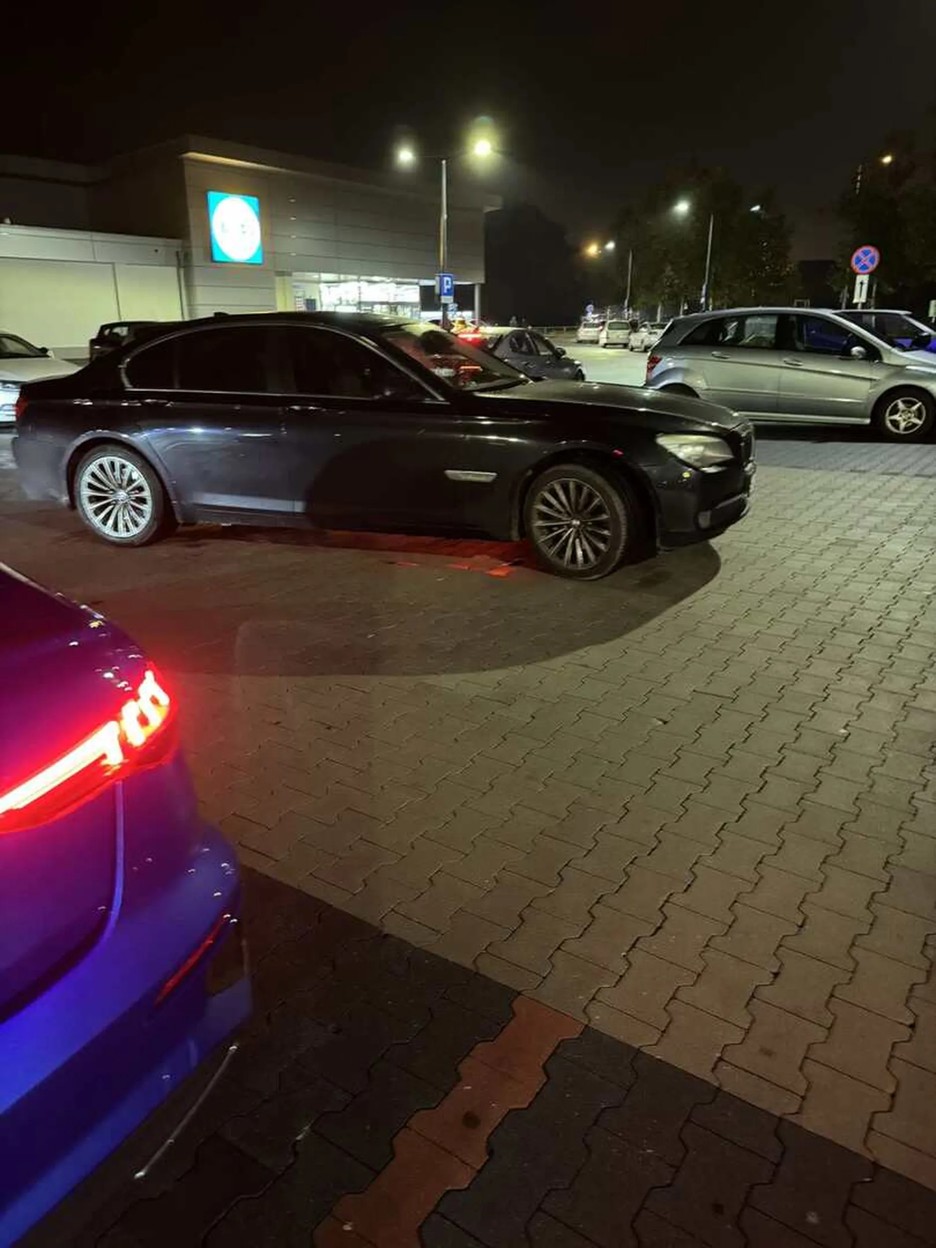 najlepiej stanąć na środku przejazdu parkingu :D