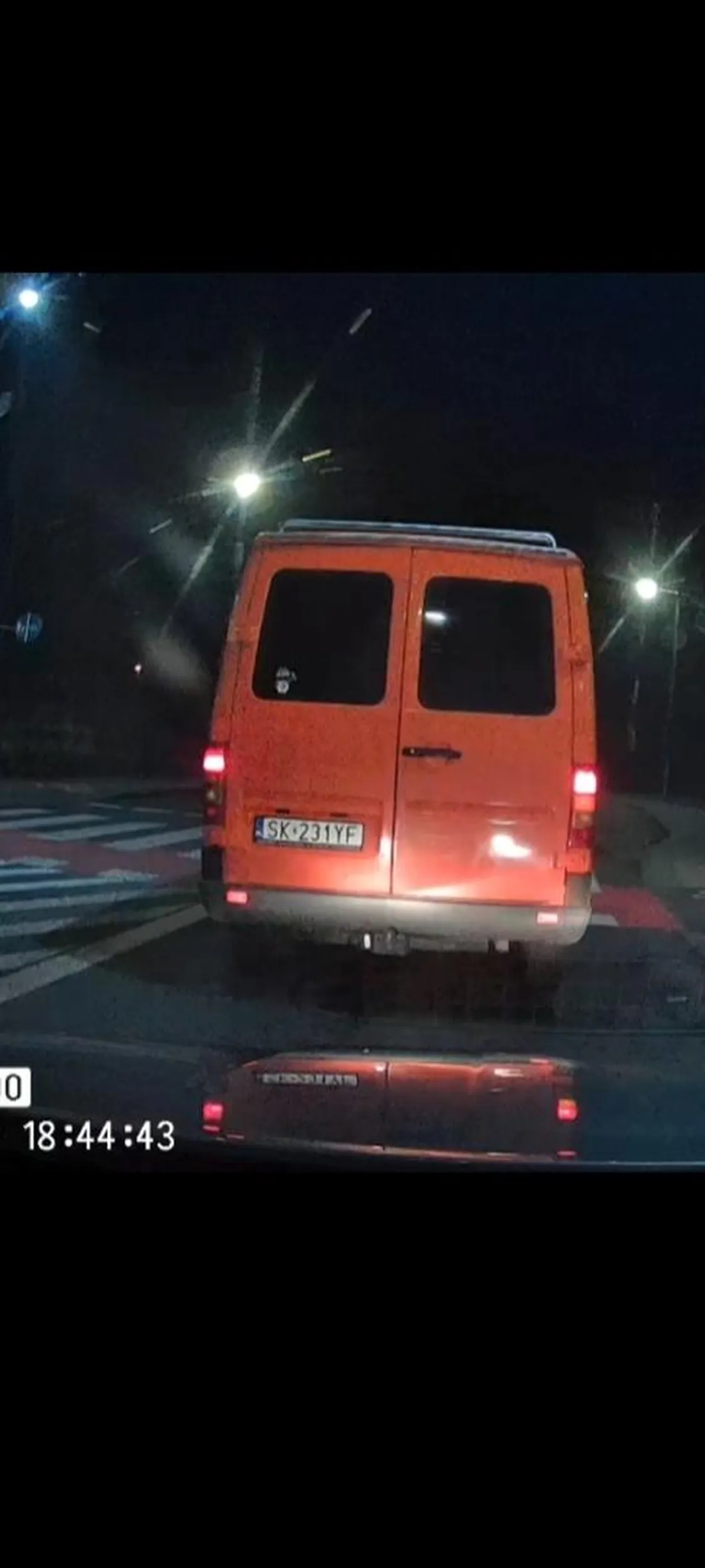 Wymusza na rondzie cymbał