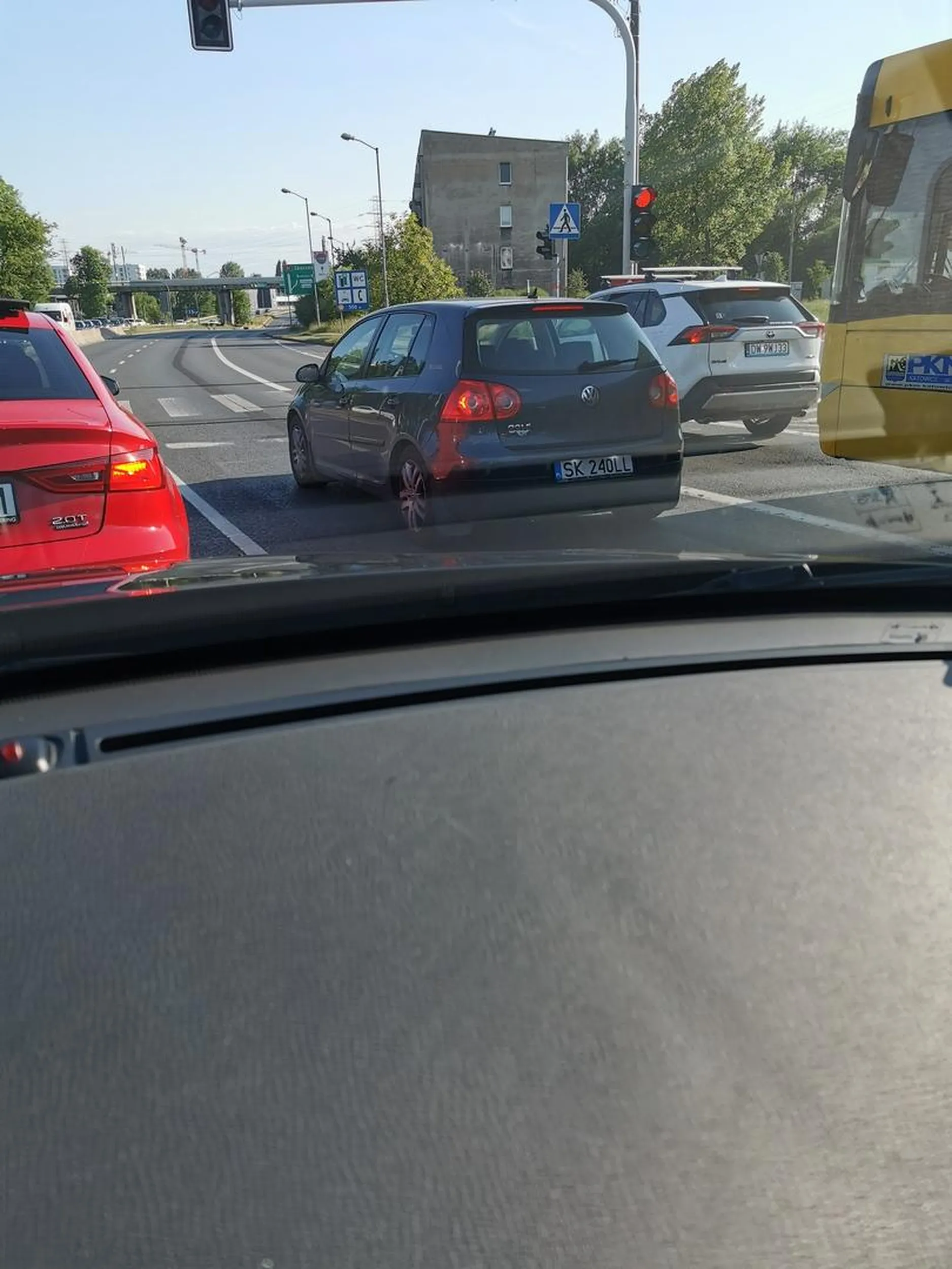 Chory człowiek, wyskauje z auta, uderza w drzwi i lusterka, psychol na drodze. Sprawa zgłoszona do służb..