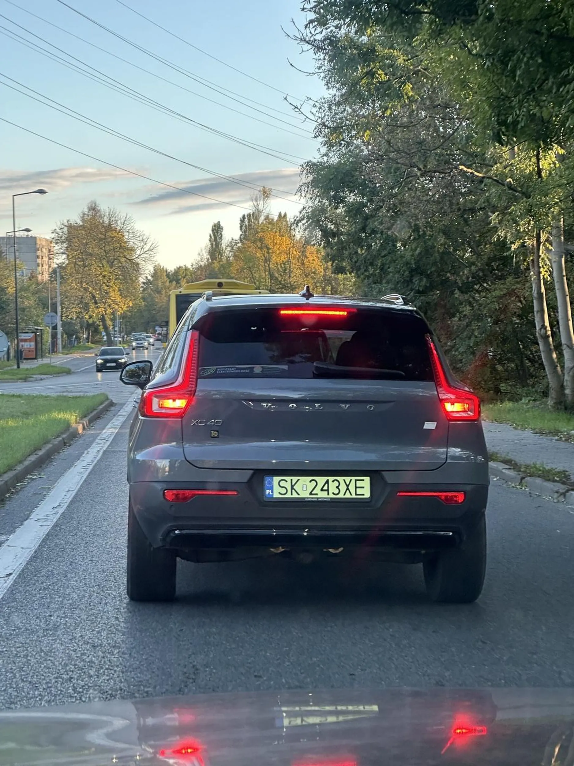 Pani w chińskim aucie nie zna zasady jazdy na suwak w katowicach na mikołowskiej