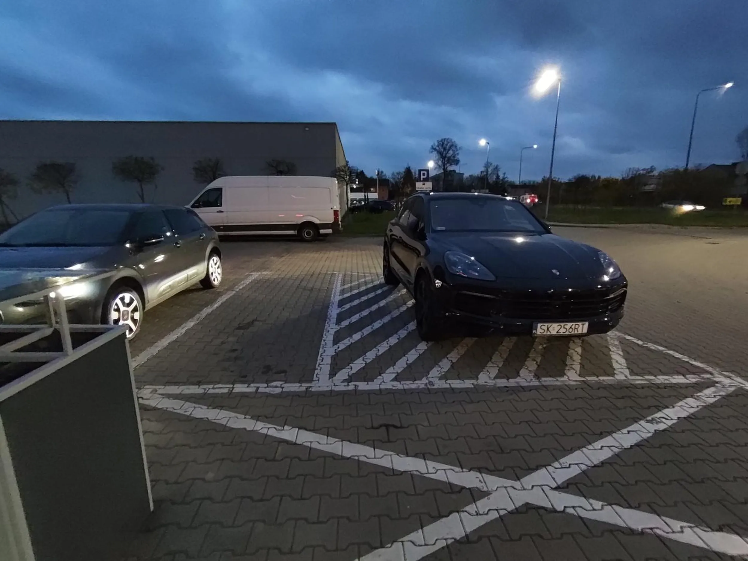 Nic sie nie zmieniło.. (w momencie parkownaia nic obok nie było zajęte)