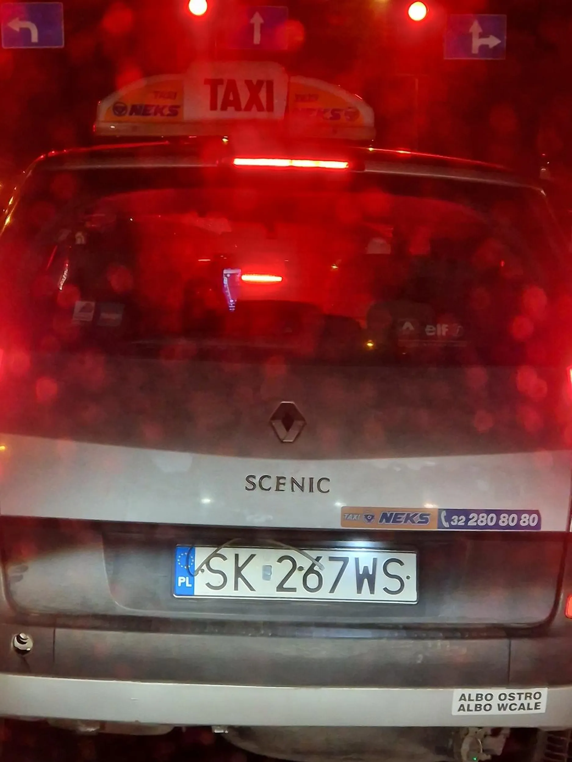 Czegoś takiego jeszcze nie widziałem. Kierowca taksy łamie masę przepisów na raz. Na DK94 wyprzedził mnie poboczem na linii ciągłej a później jechal pod prąd. Każdemu siedzi na zderzaku. Niech ktoś go nagra i wyślę na policje bo prawko do zabrania. Renault Scenic