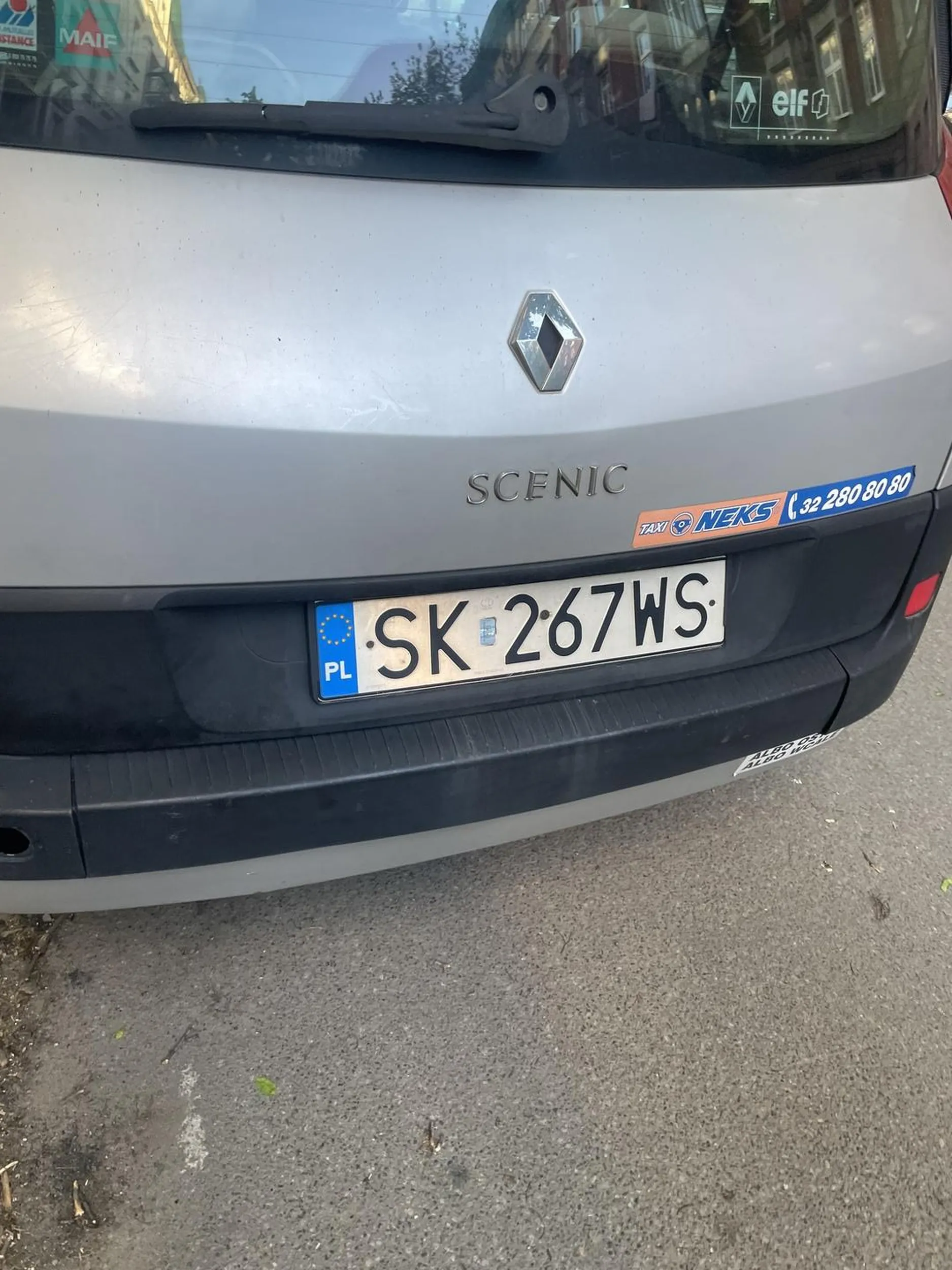 Kutas nie potrafi parkowac i zastawia brame nie pozdrawiam niech sie w piekle smaży