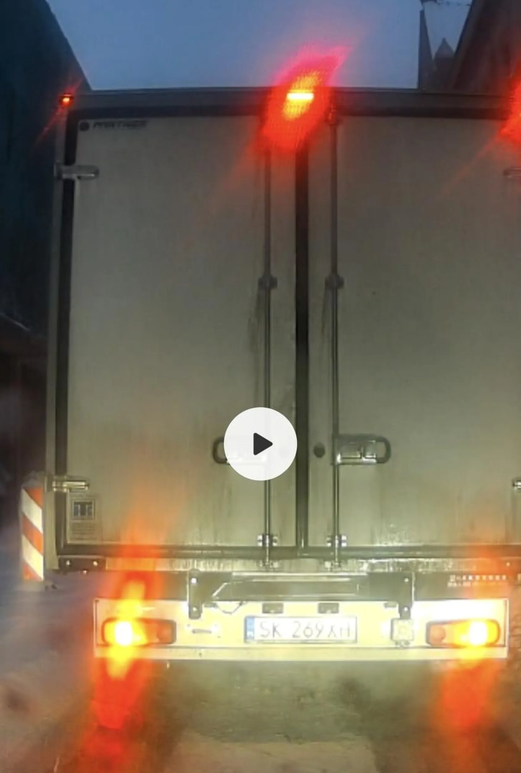 Wulgarny kierowca! Czy wiesz, że za pokazywanie środkowego palca bez powodu grozi 1500 zł kary? Gorąco życzę ci tego samego co pokazywałeś! Naucz się jeździć, a przede wszystkim kultury osobistej!