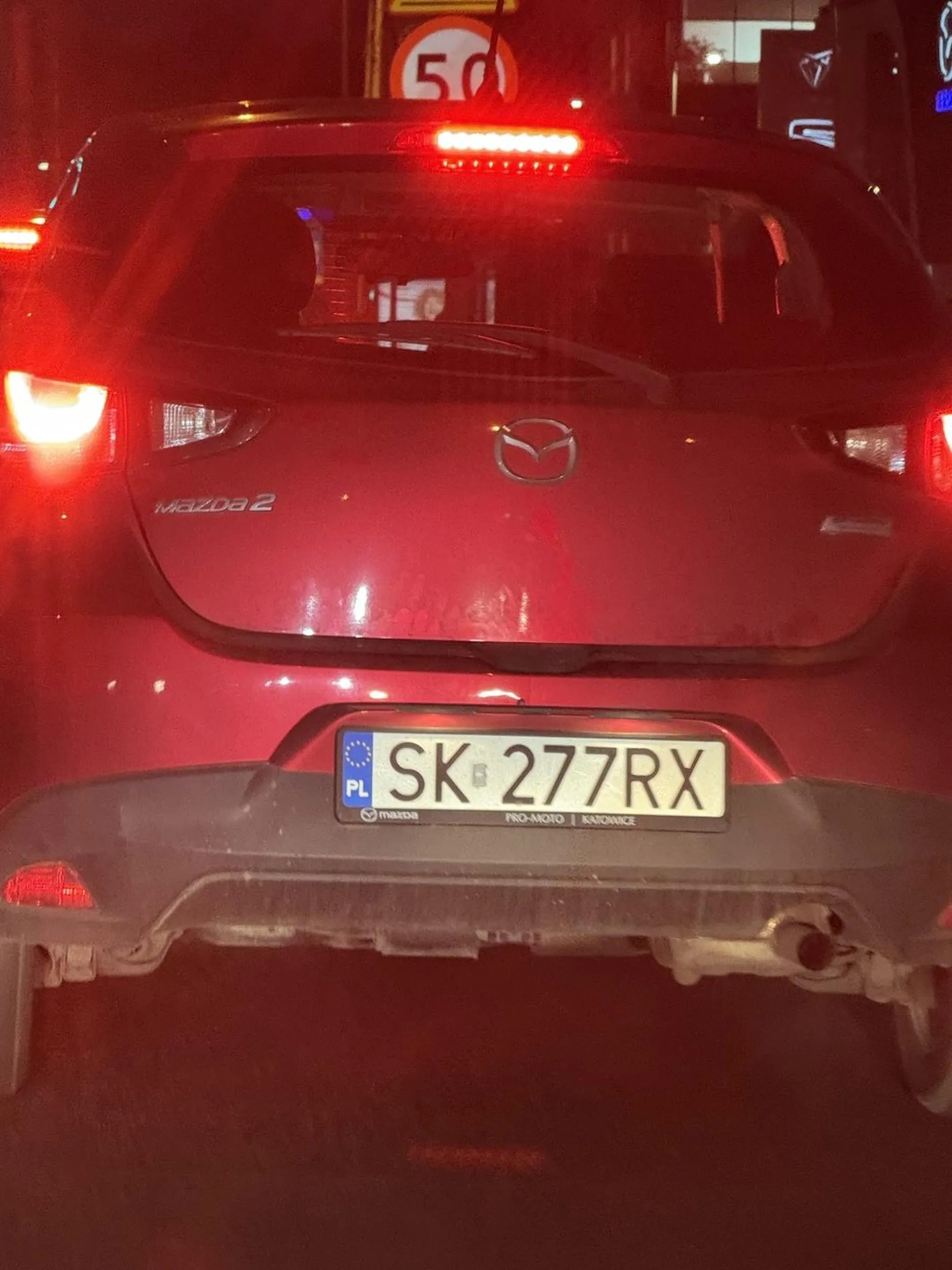 Panie dynamiczny kierowco, może przy dokonywaniu zmiana pasa włączyłbyś kierunkowskaz chociażby (okolice libero Katowice), bo praktycznie wpieprzyłeś mi się w auto kiedy to ja wykonywałem manewr zmiany pasa. Jazda na trzeciego, przecinanie kilku pasów. Ładnie.