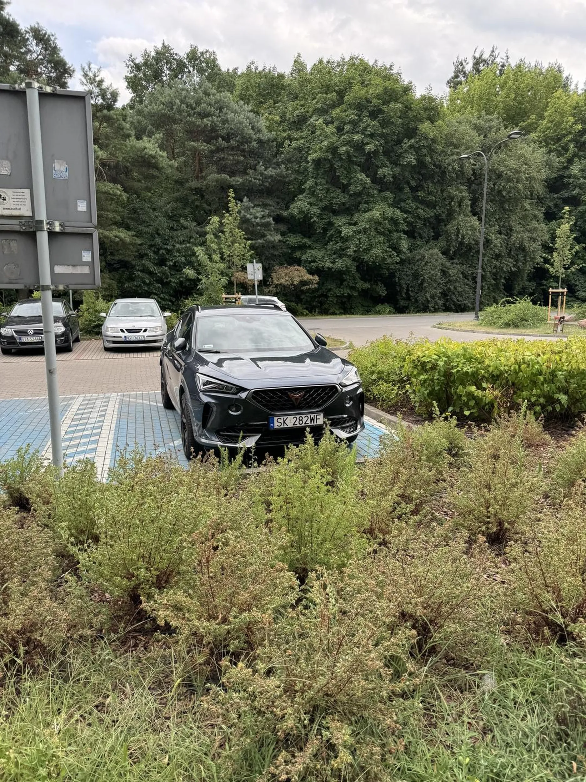 Odebranie dziecka z basenu uprawnia do łamania przepisów? Szkoda słów, tym bardziej że obok jest parking dla klientów, ale trzeba pobrać bilet - rozumiem że to przerasta umiejętności dorosłego człowieka.