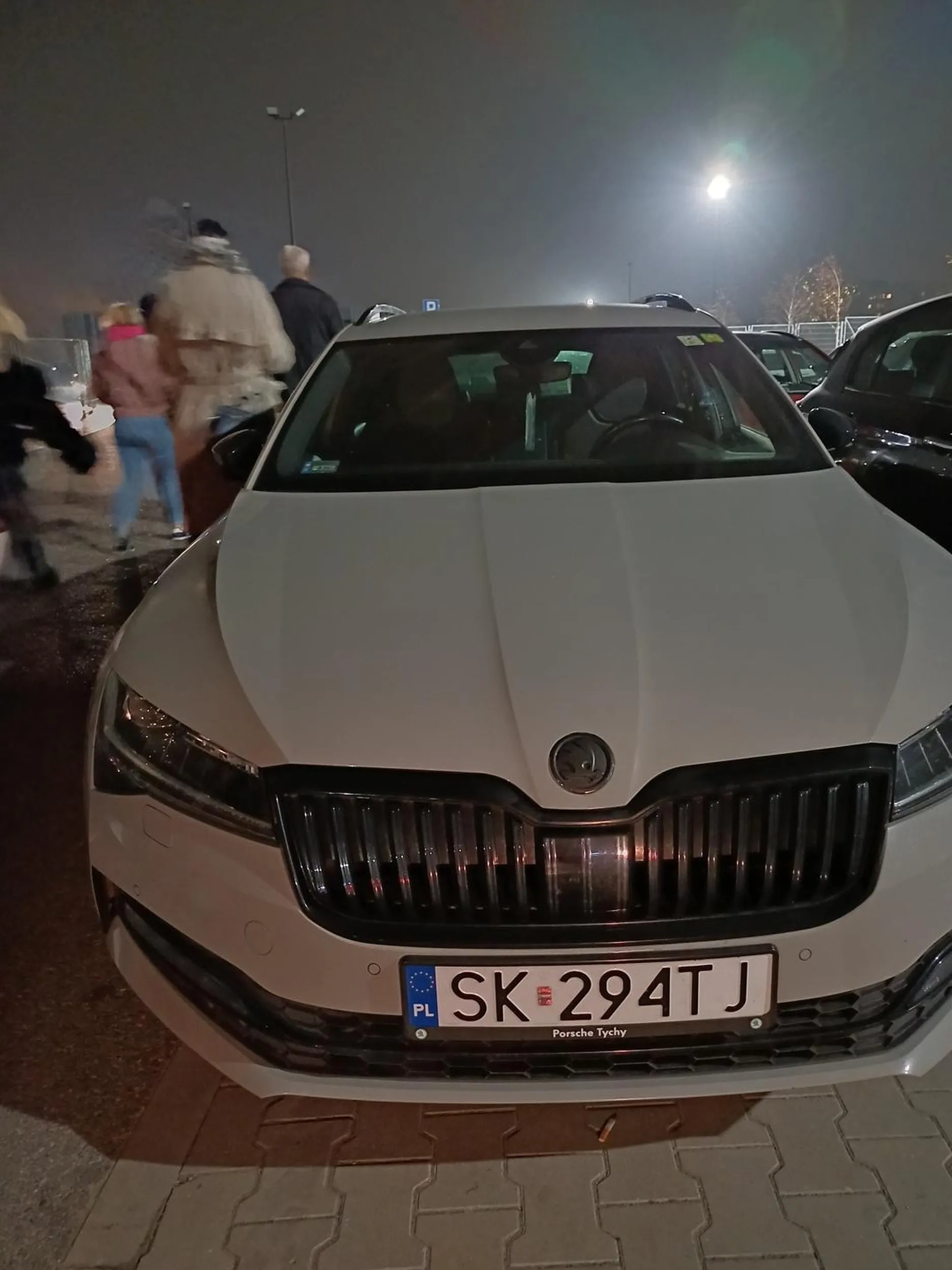 Klasycznie - kierowca skody jeździ na zderzaku strzelając długimi na ograniczeniu do 70 km/h ( z taką prędkością wyprzedzałem legalnie dwa samochody) gdy już miałem możliwość i puściłem tego ciula nagle przestało mu się spieszyć i po wyprzedzeniu mnie zaczął gwałtownie hamować.... takich powinno się wysyłać na przymusowe badania psychiatryczne i odbierać prawo jazdy ! Ale kamerka wszystko ładnie nagrała więc w tym wypadku mandat pewnie ostudzi temperament tego pirata