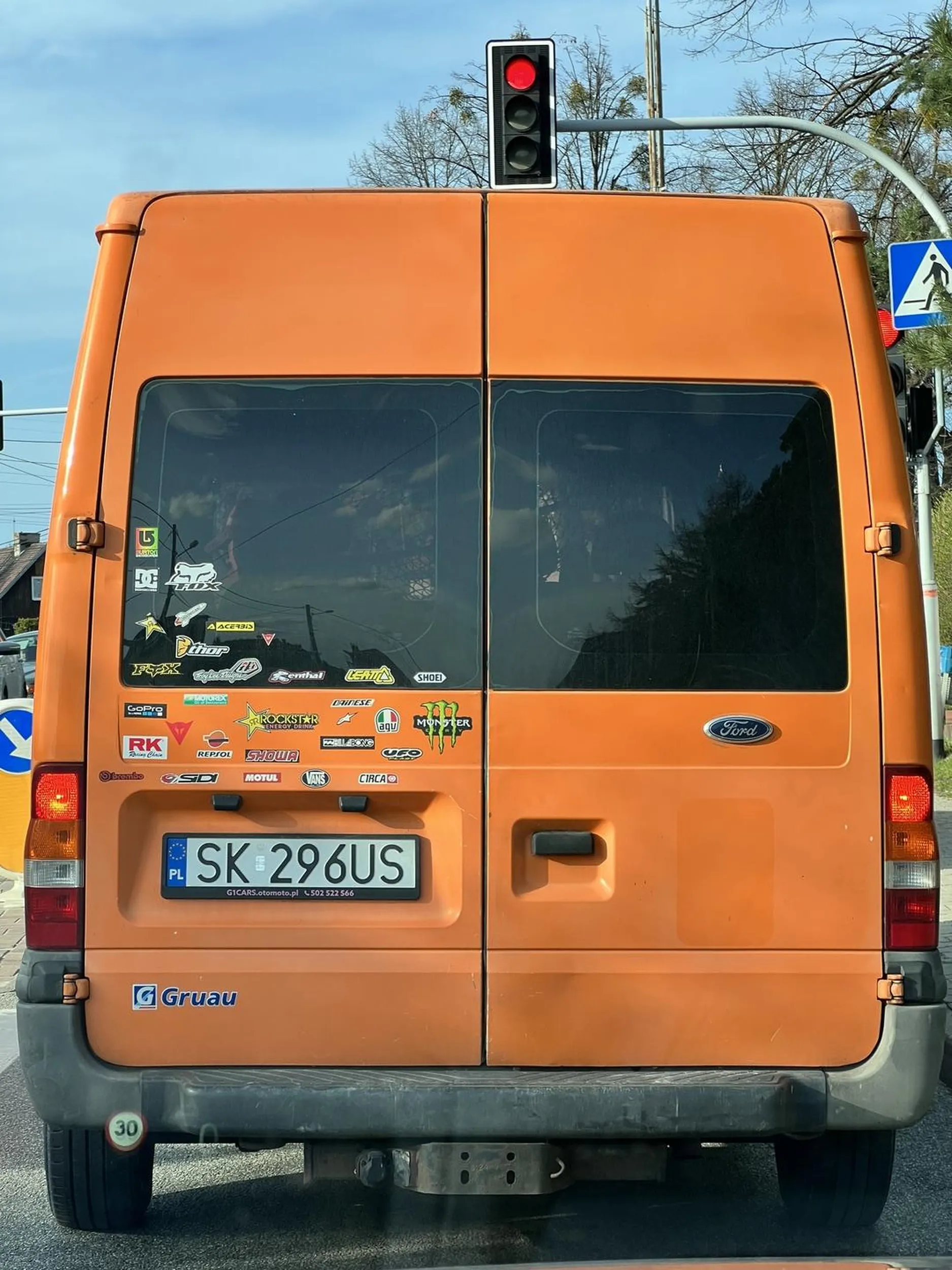 Brudas. Wyrzuca pety na ulicę!!!