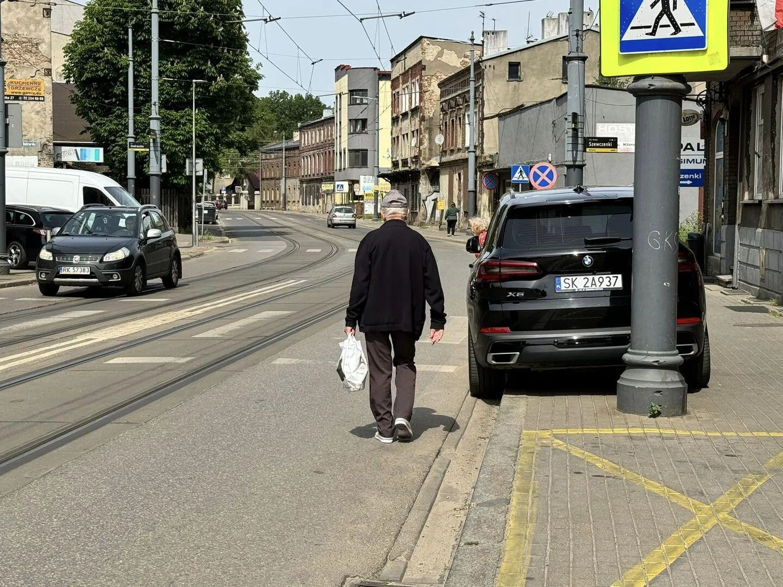 Parkowanie na przejściu dla pieszych, tuż przy wejściu na pocztę. Około 50 metrów wcześniej parking - bezpłatny i z wolnymi miejscami!