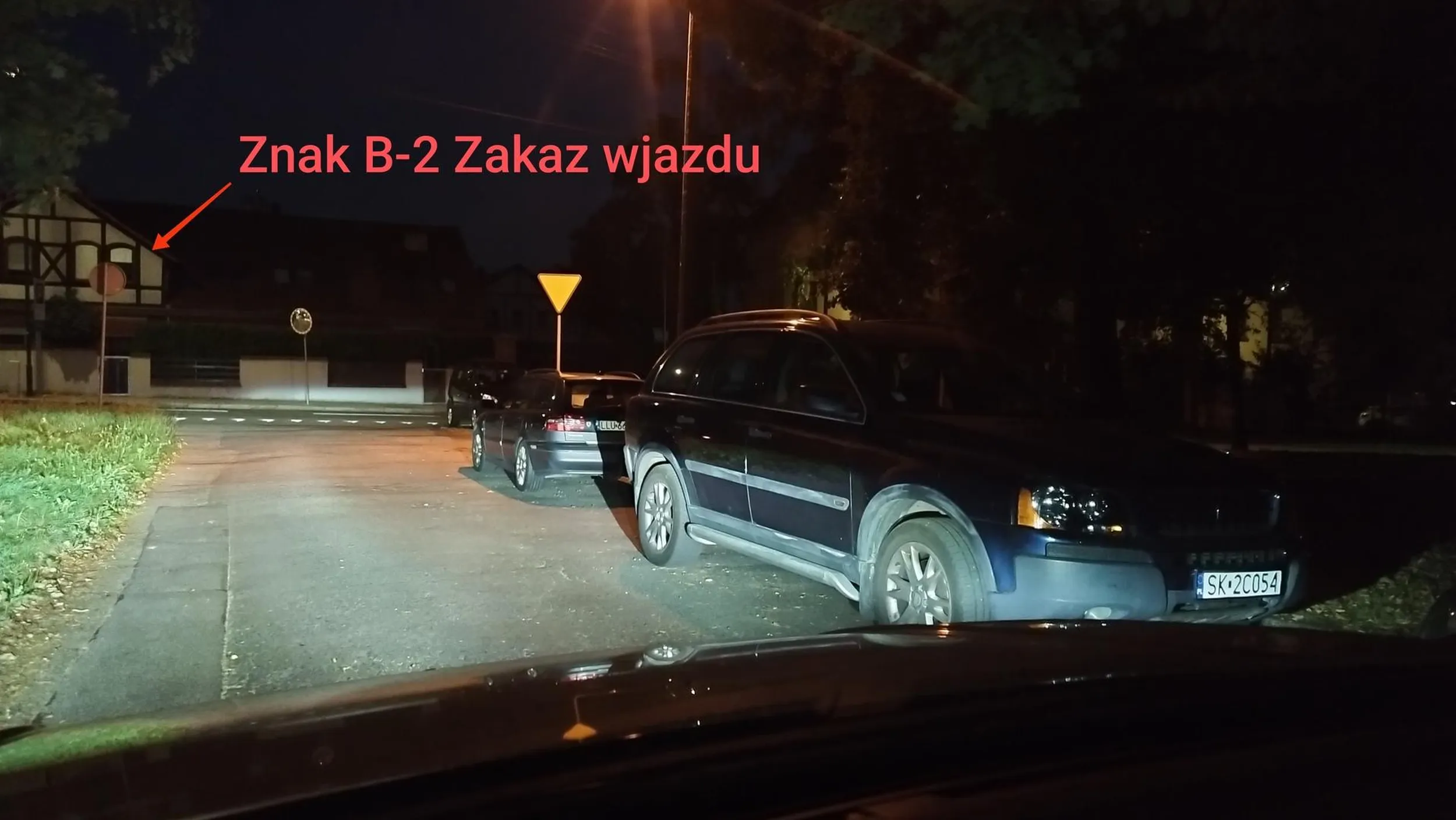 Gliwice, Długosza. Wjazd "pod prąd", mimo znaków zakaz wjazdu, zakaz skrętu