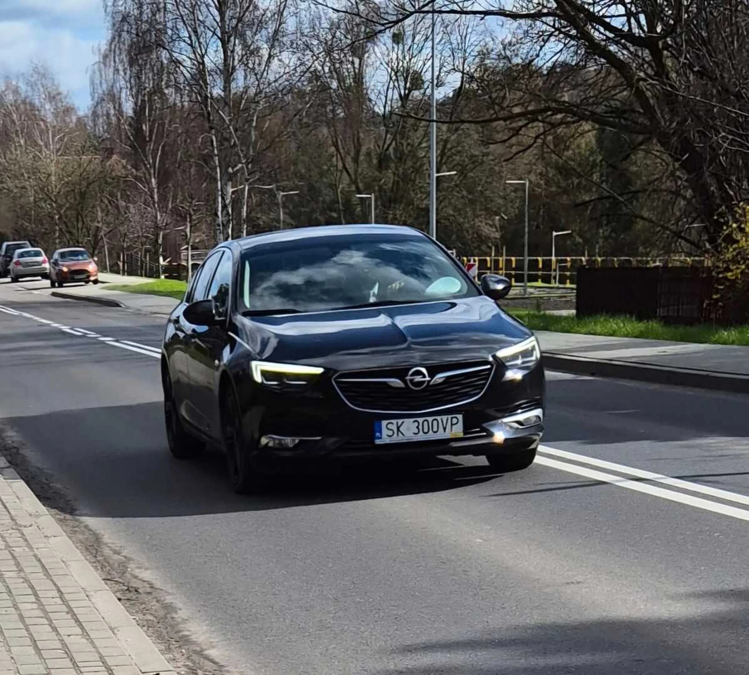 Jakim przygłupem i frustratem trzeba być, żeby udawać drogówkę? Na szybie moherowy biały beret...