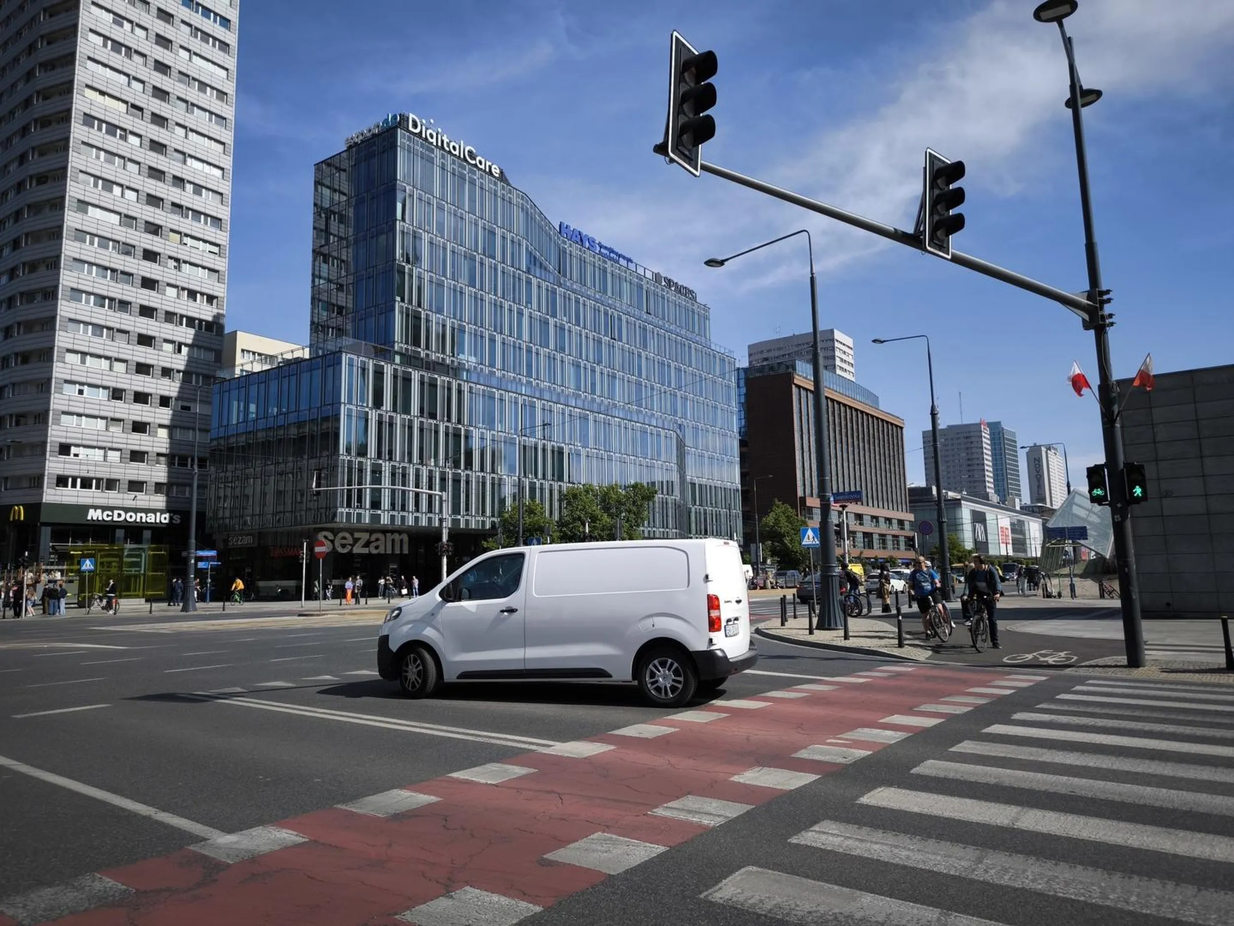 Warszawa, skrzyżowanie ulicy Świętokrzyskiej z Marszałkowską (07.05.2024 godz. 15:20) Kierowca stanął na krawędzi świateł za pasami, blokując tym samym skręt w lewo z Świętokrzyskiej na Marszałkowską. Miał zielone światło, pomimo trąbienia innych samochodów nie reagował...