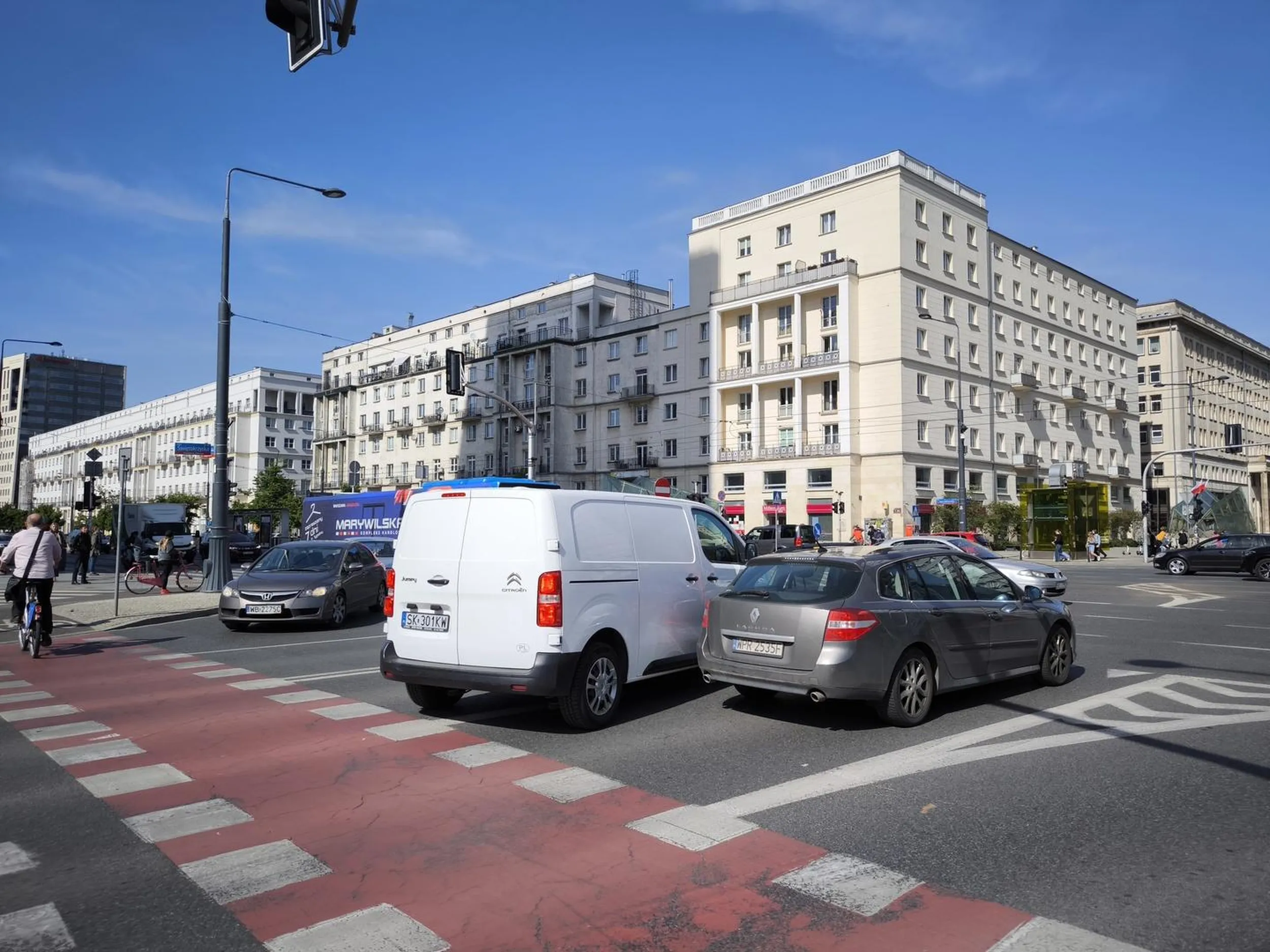 Warszawa, skrzyżowanie ulicy Świętokrzyskiej z Marszałkowską (07.05.2024 godz. 15:20) Kierowca stanął na krawędzi świateł za pasami, blokując tym samym skręt w lewo z Świętokrzyskiej na Marszałkowską. Miał zielone światło, pomimo trąbienia innych samochodów nie reagował...