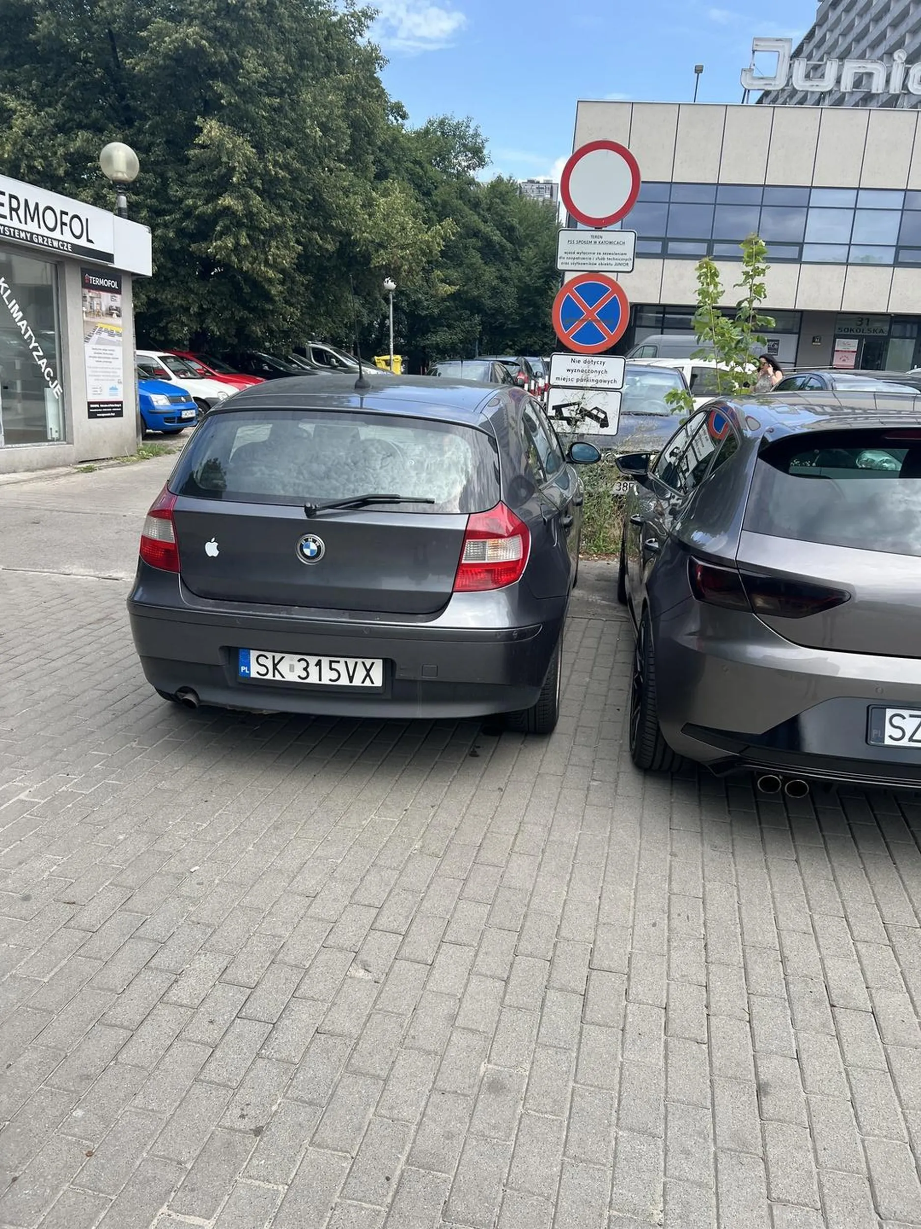 Naucz się parkować proszę, już 2 raz mnie zastawiasz i wchodzę przez pasażera.