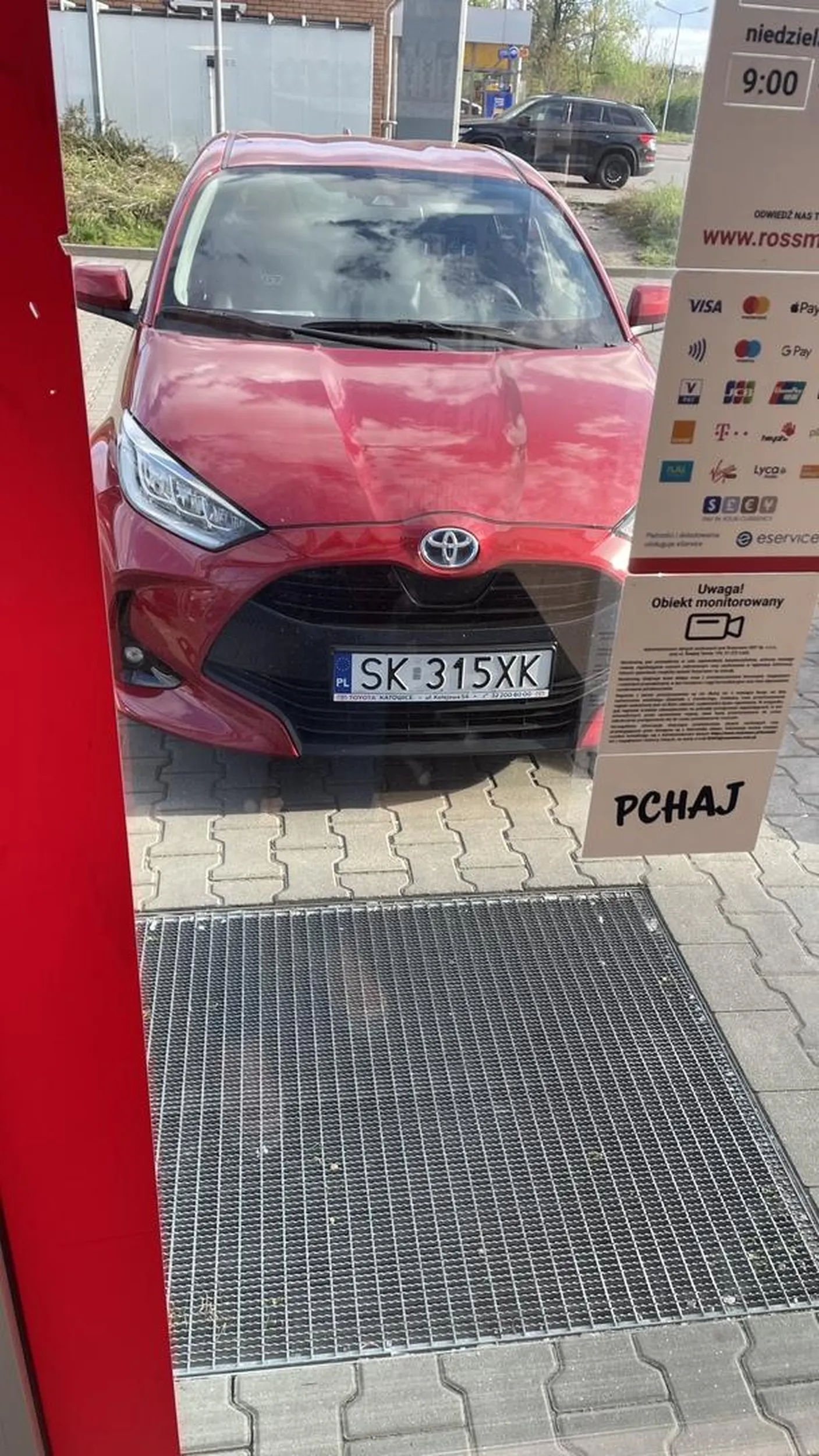 Kretynka, pewnie szkoda jej było, ze nie można było wjechać między alejki.