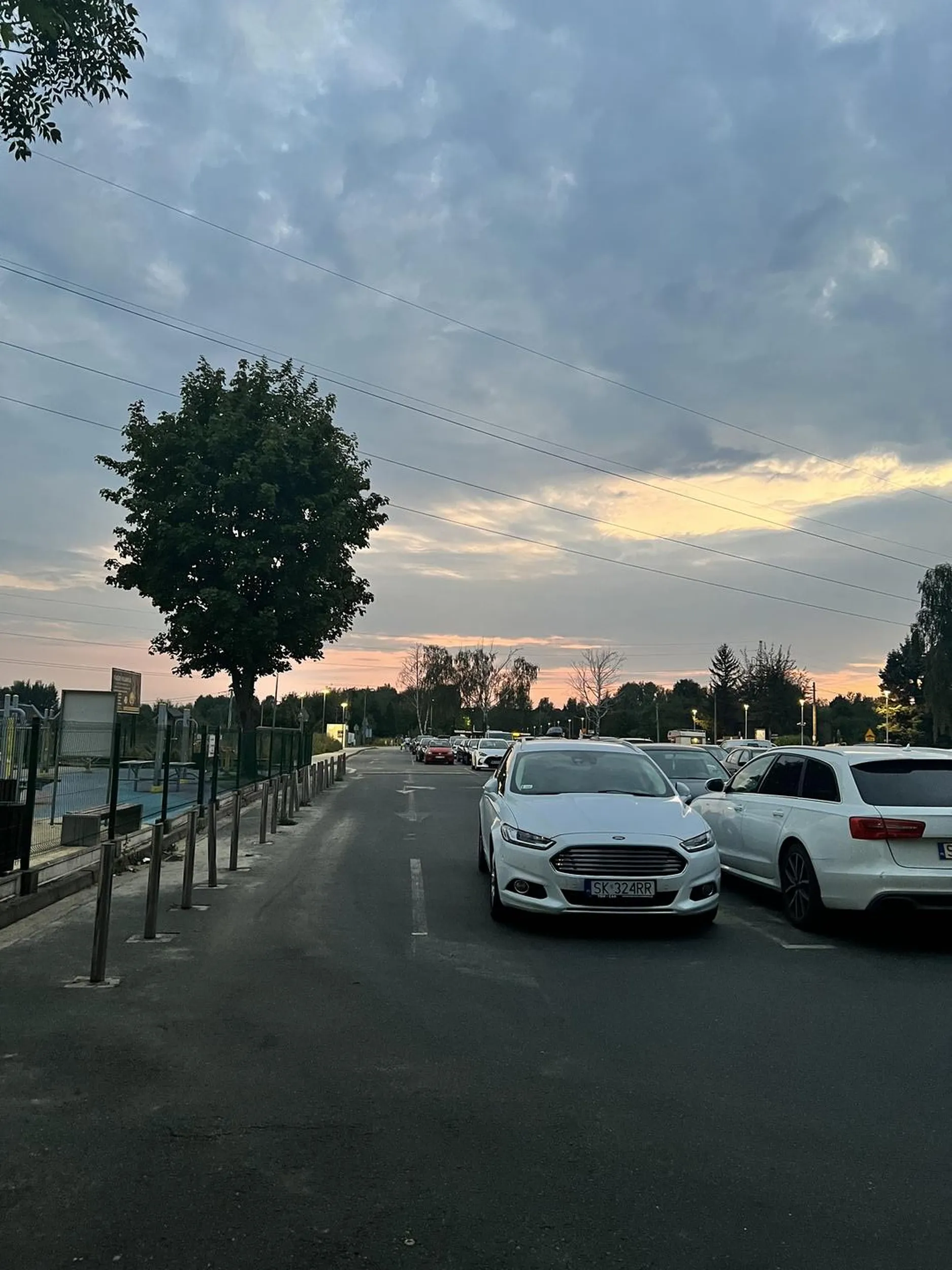 Ręce opadają, brak możliwości przejazdu standardowych wymiarów osobówką. Wielmożny zaprezentował swój popis umiejętności parkingowych na pobliskich terenach.