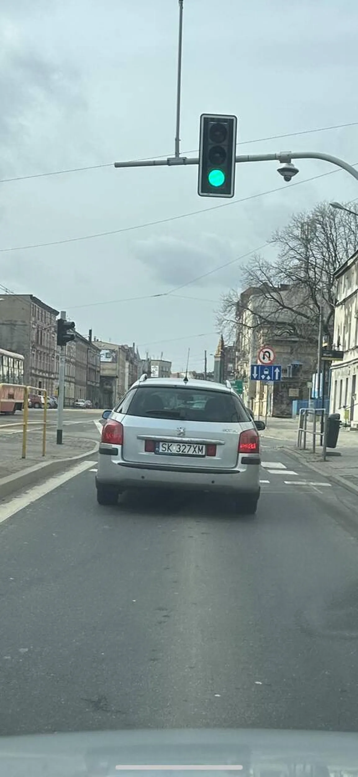 Gość wyrzucił w połowie odpalonego papierosa i jakieś małe śmieci na drogę. Po zwróceniu uwagi, kazał mi spie***lać.