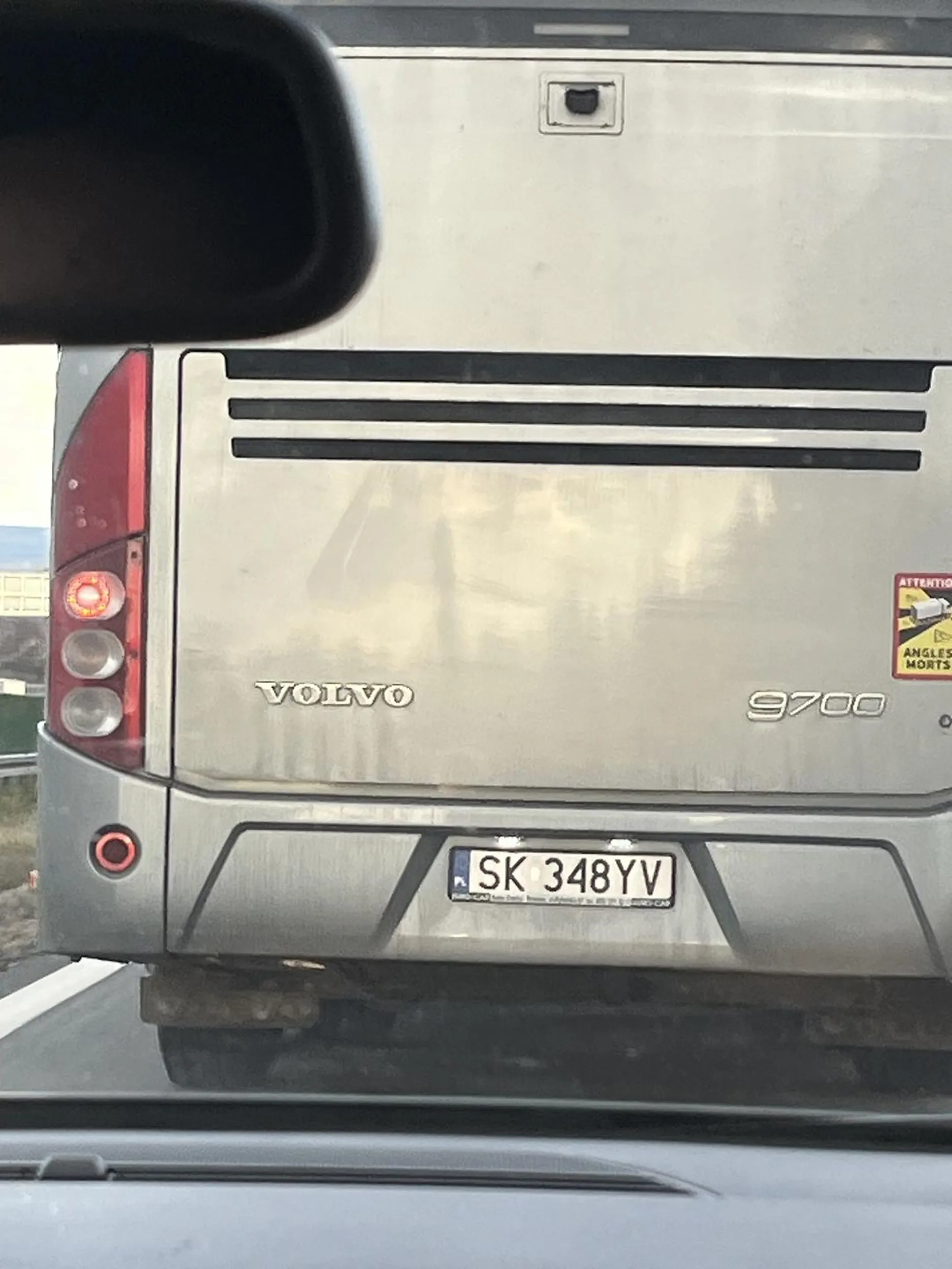 Nie pozdrawiamy pana kierowcę który po przejechaniu granicy Polsko Czeskiej. Na wysokości stacji Uniwar w Gorzycach postanowił wyprzedzać wszystkie możliwe tiry i pomimo luk pomiędzy nimi nie zjechał na prawy pas żeby rozluźnić ruch na lewym pasie tworząc spory korek. Po wyprzedzeniu autokaru pan kierowca miał świetny ubaw z panią siedzącą obok.