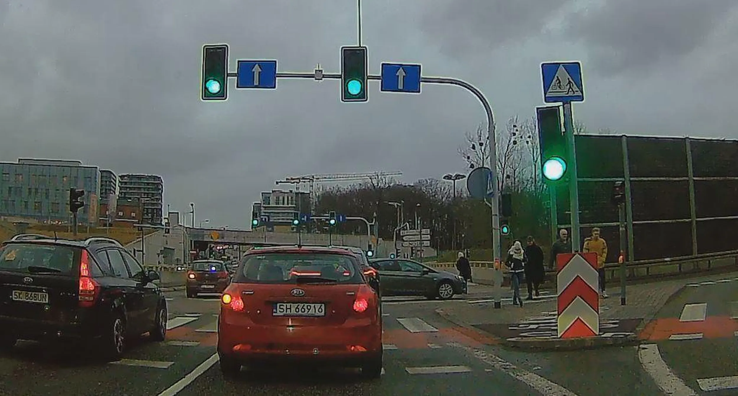 Jeżeli tak bardzo nie potrafisz jeździć - nie jeździj, przesiądź się na autobus, a uprawnienia oddaj do urzędu.