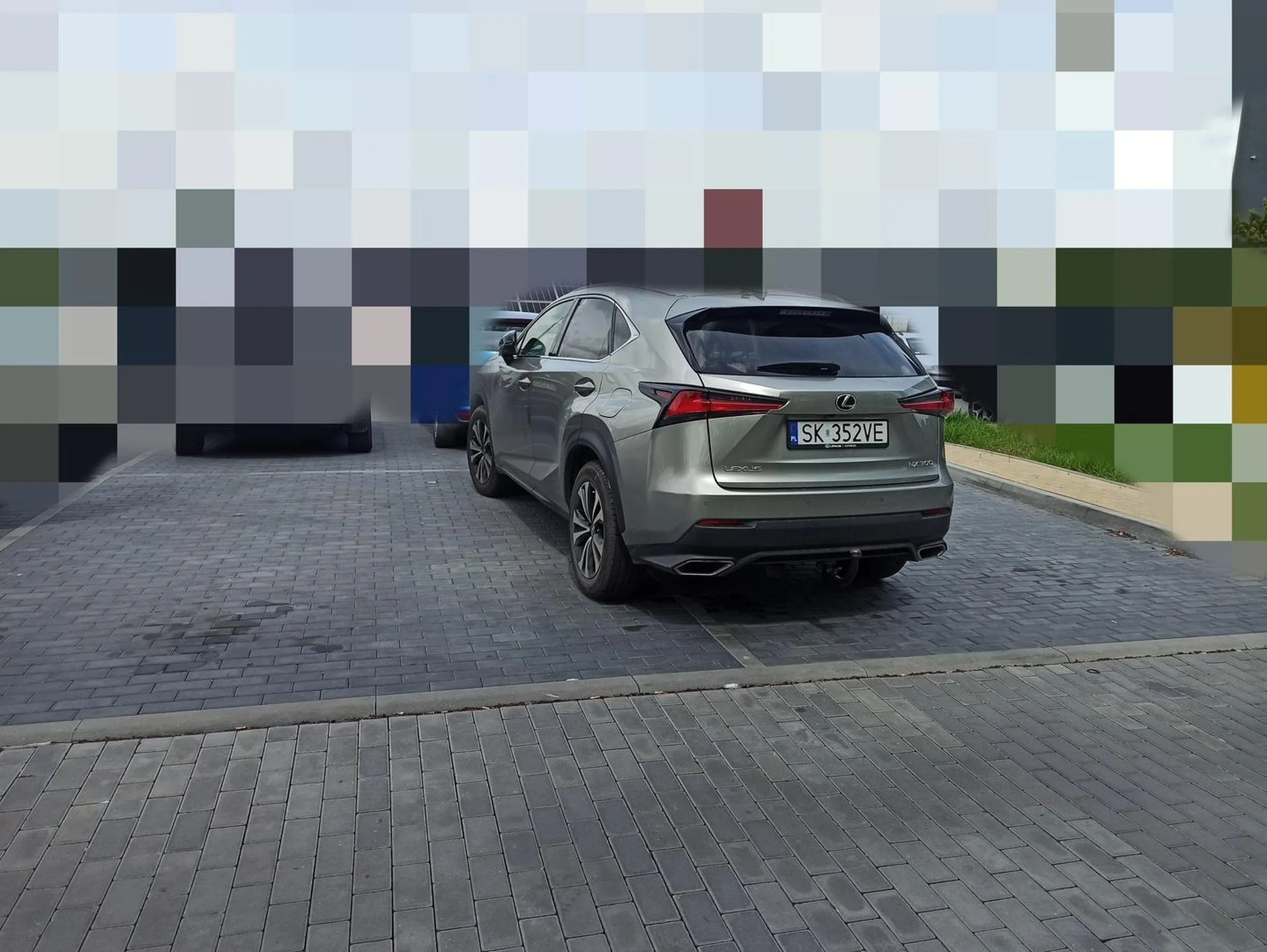 Blokuje dwa miejsca na parkingu.