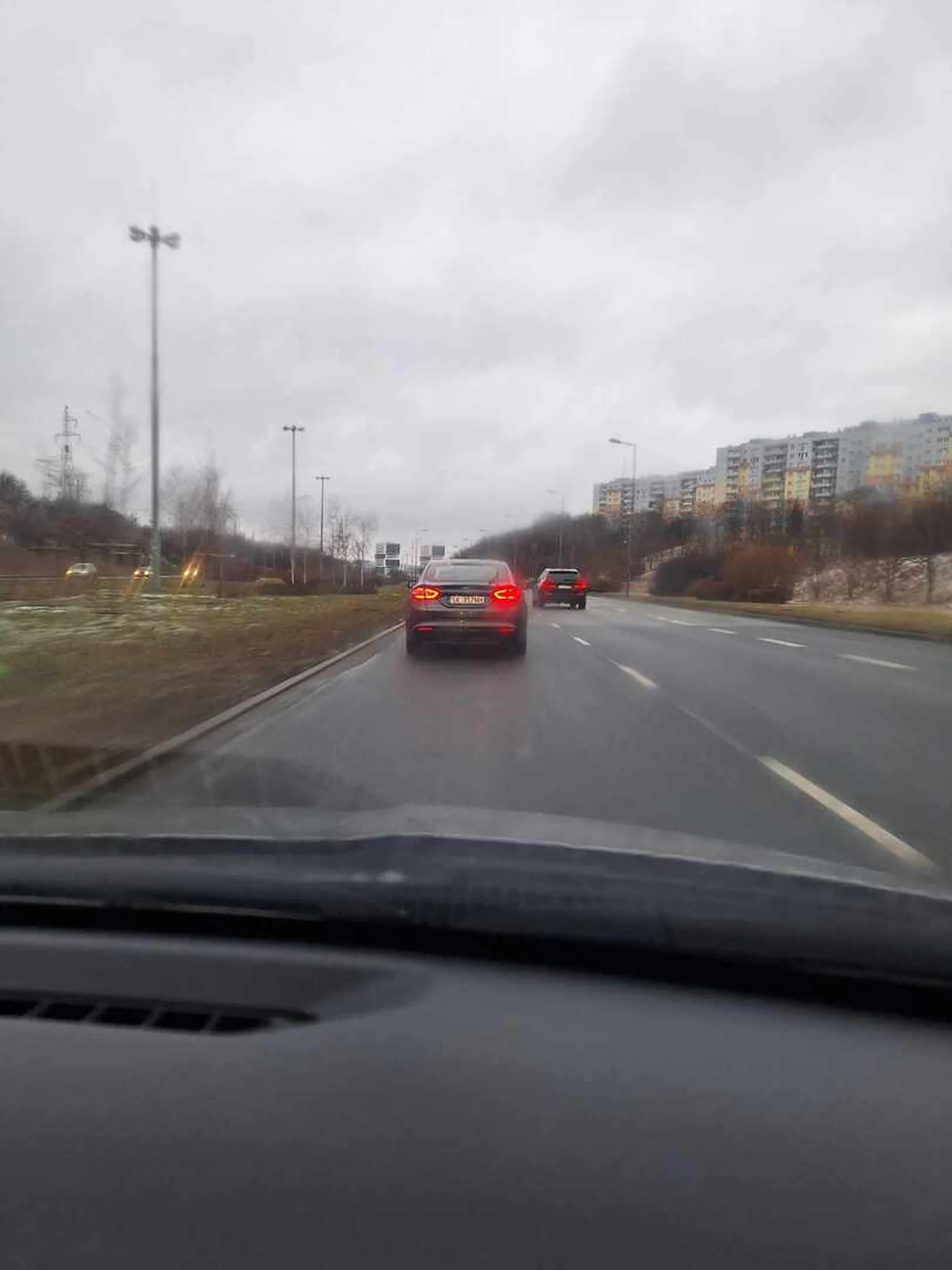 Kierowca bardzo agresywny na drodze, celowo wyhamowuje przed innymi a także zajeżdża drogę. Stwarzał duże zagrożenie w ruchu drogowym.
