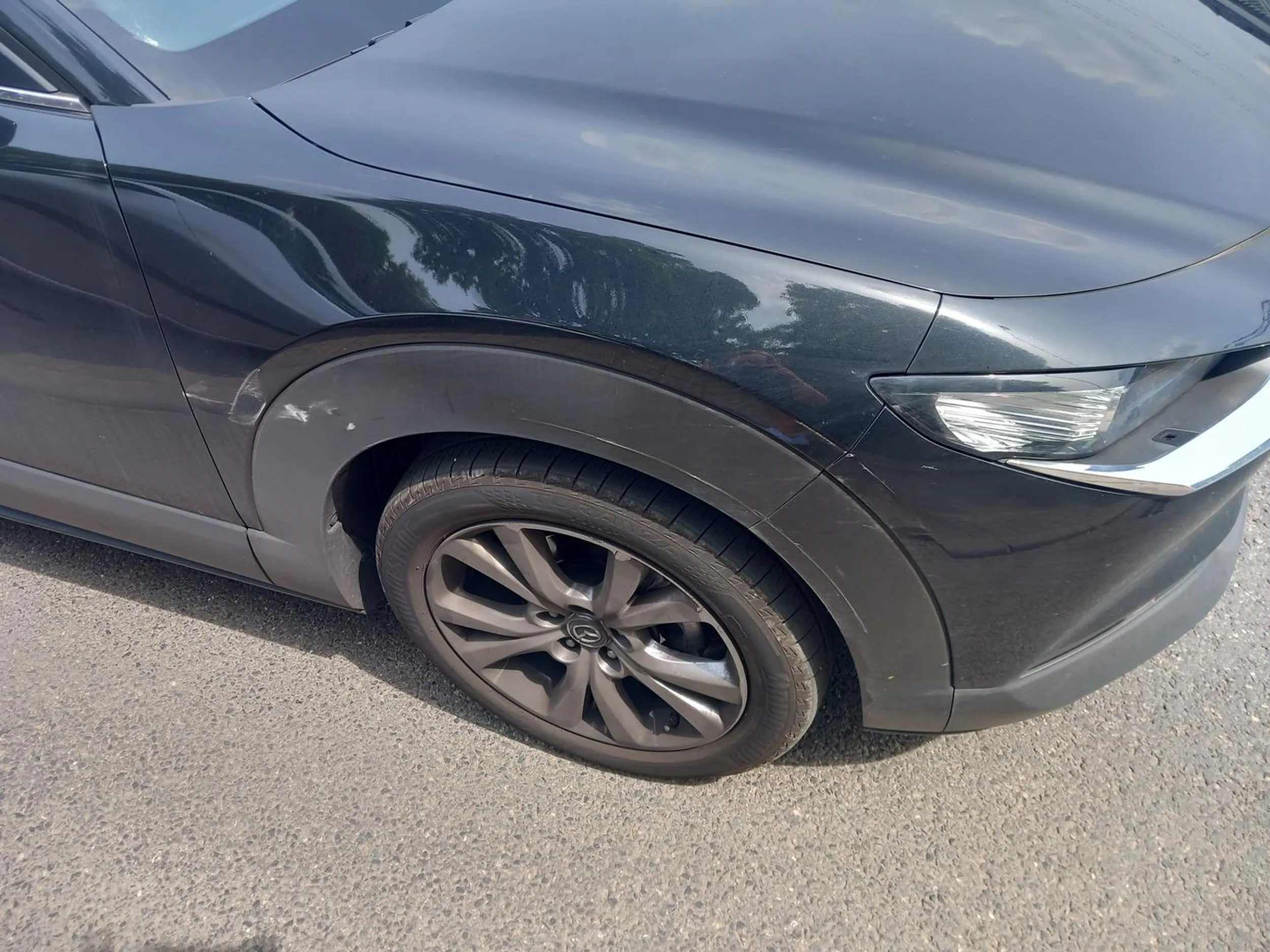 Kierowca wjechał we mnie, ponieważ nie udał mu się manewr wyprzedzania. Poziom inteligencji - niski. Wjechał we mnie, gdy go mijałam. Samochód porysowany od połowy. Z uśmiechem na ustach powitał mnie słowami: "Warto było?". Sam wezwał policję. Myślał, że uwierzą mu, że to ja w niego wjechałam. Bez komentarza.