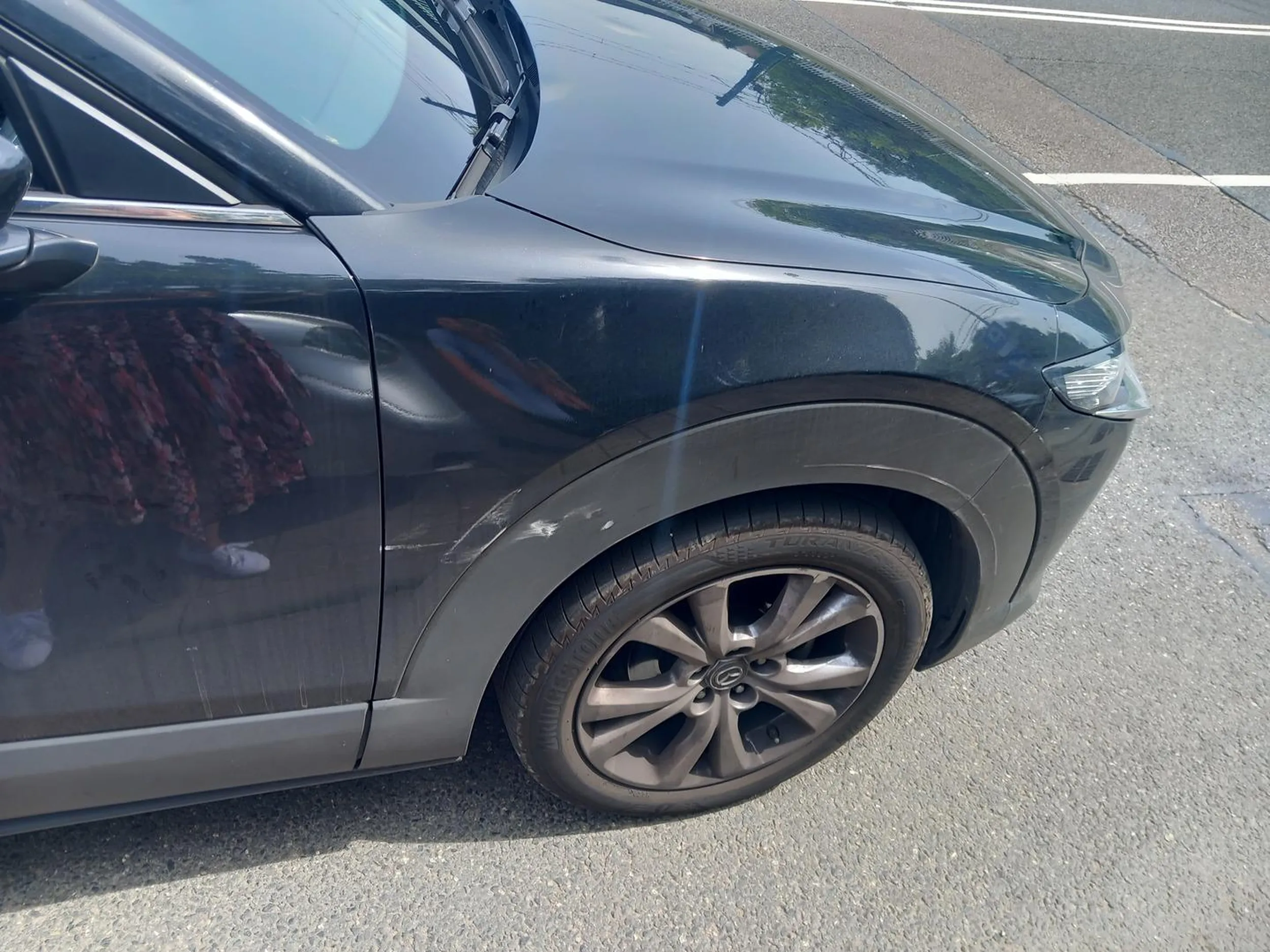 Kierowca wjechał we mnie, ponieważ nie udał mu się manewr wyprzedzania. Poziom inteligencji - niski. Wjechał we mnie, gdy go mijałam. Samochód porysowany od połowy. Z uśmiechem na ustach powitał mnie słowami: "Warto było?". Sam wezwał policję. Myślał, że uwierzą mu, że to ja w niego wjechałam. Bez komentarza.