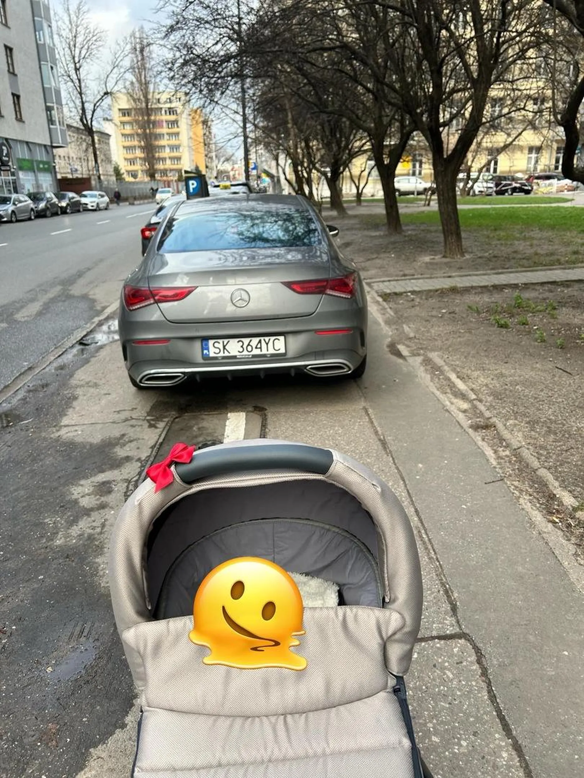 Gratulacje za zaparkowanie na środku chodnika..