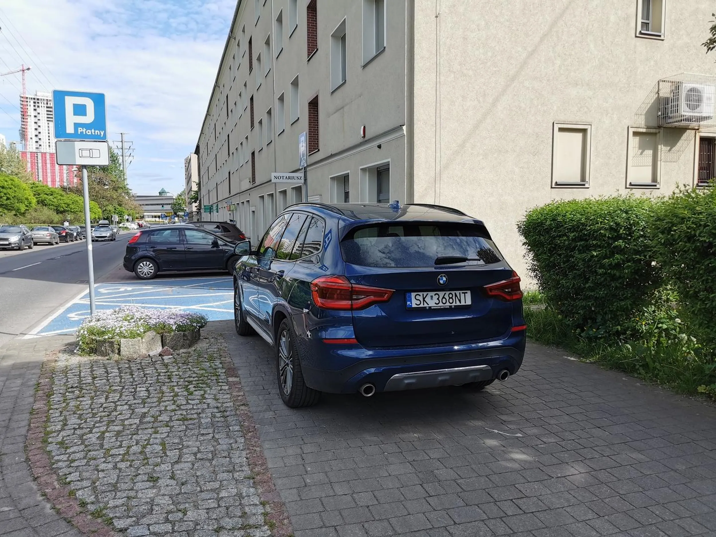 Parkuje w niedozwolonych miejscach i na chodnikach utrudniając ruch pieszym.