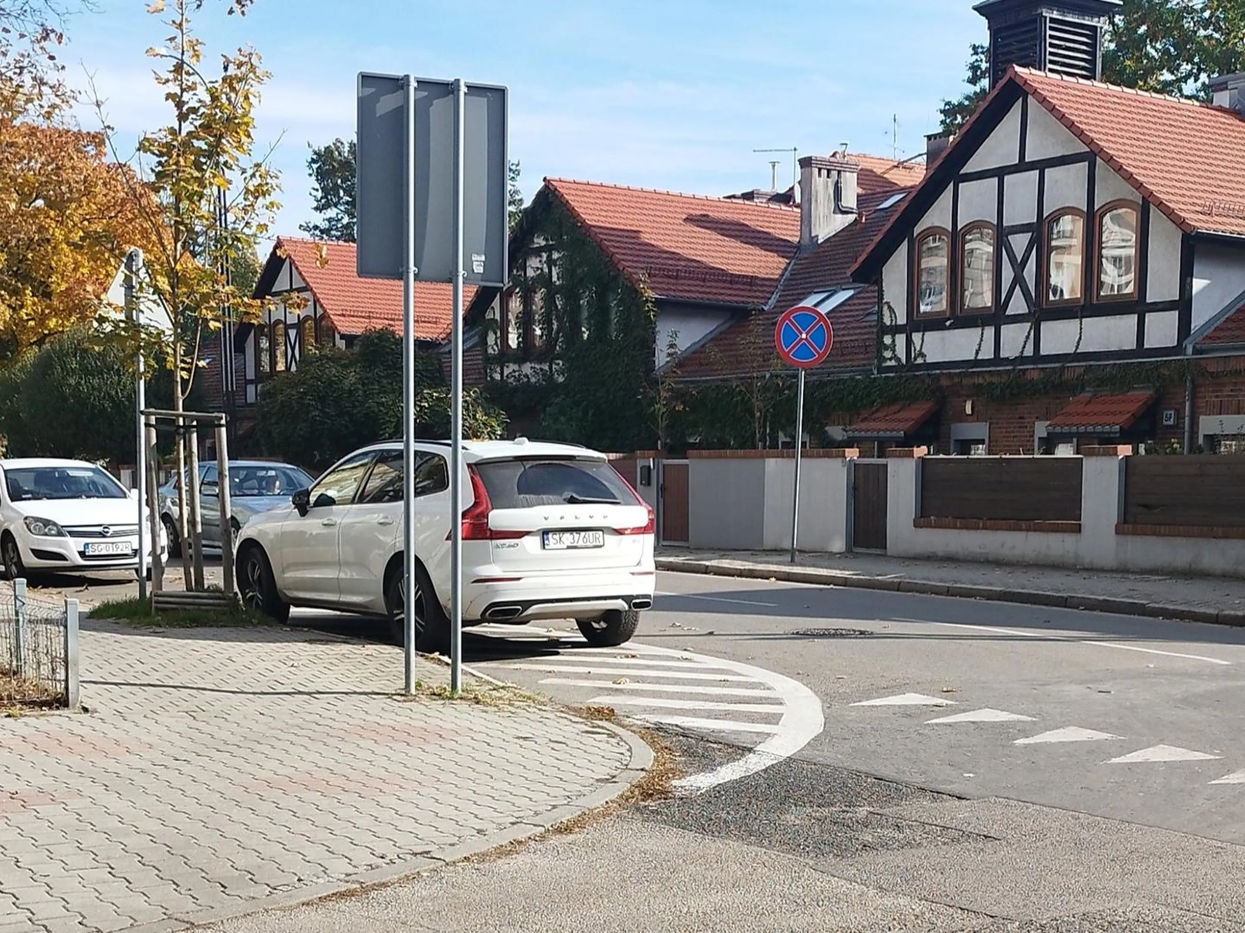 Gliwice, Zawiszy Czarnego / Długosza. Parkowanie w obrębie skrzyżowania, na powierzchni wyłączonej z ruchu. Ogranicza widoczność.