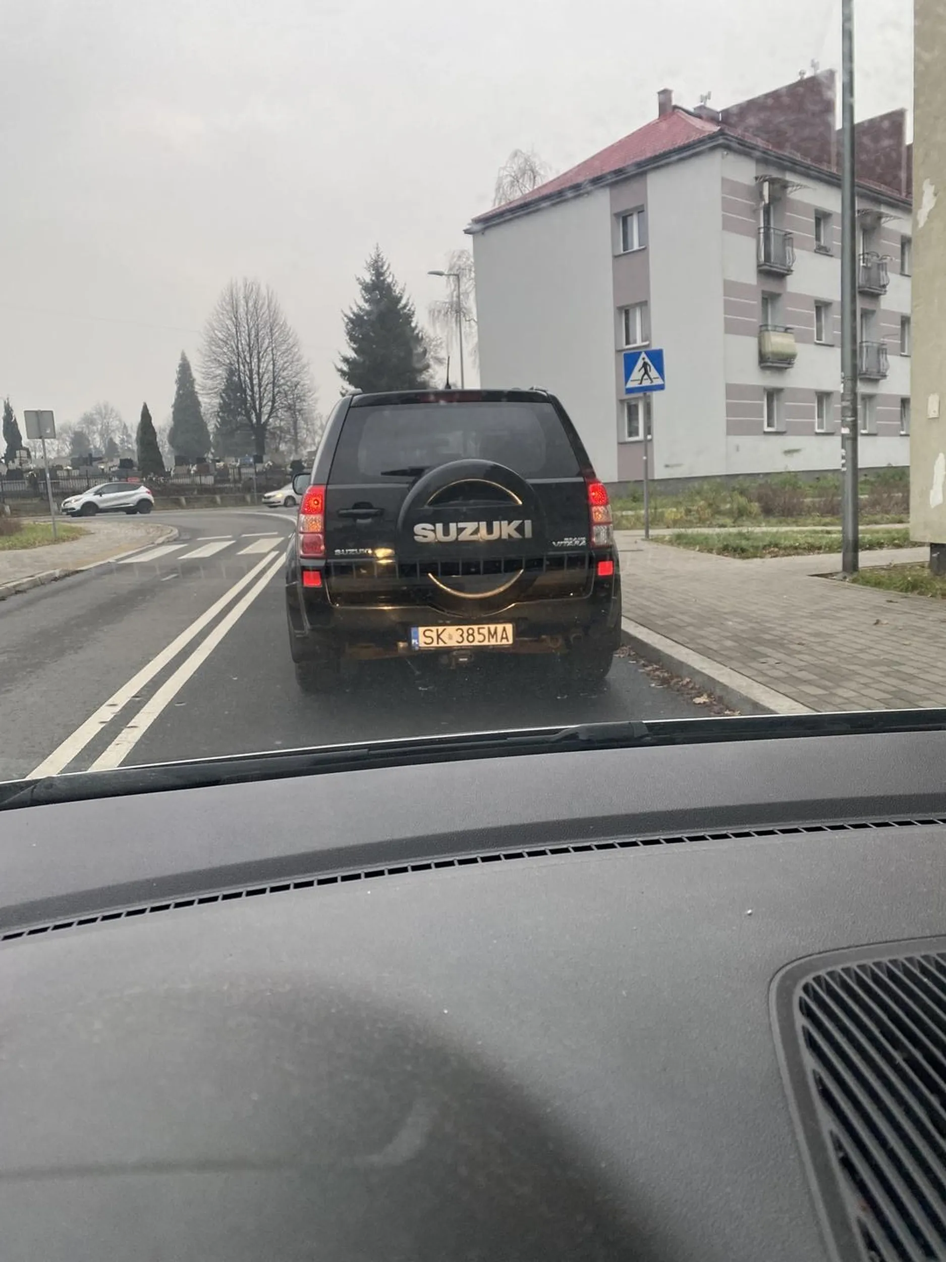 Pan zaparkował sobie samochód z 2m przed przejściem na drodze i poszedl. Żeby go ominąć musiałem najechać na podwójną ciągłą. Polecam iść na prawo jazdy może nauczać gdzie wolno parkować lub się zatrzymywać.